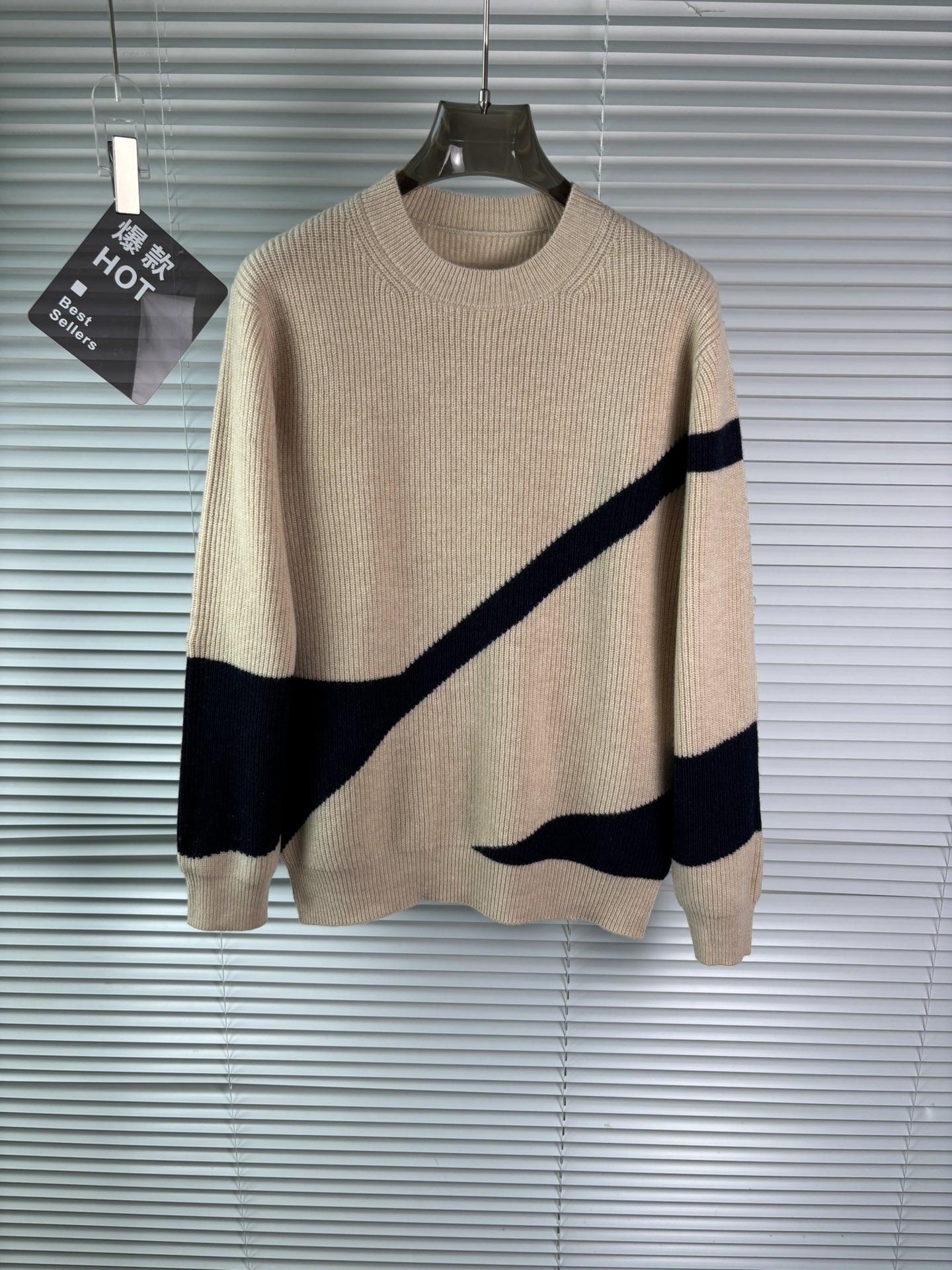 秋冬新品贸易公司渠道稀出，领先官网发售！基础款纯色针织衫单穿叠穿的好选择，修身显瘦的合身版型款式简约，螺