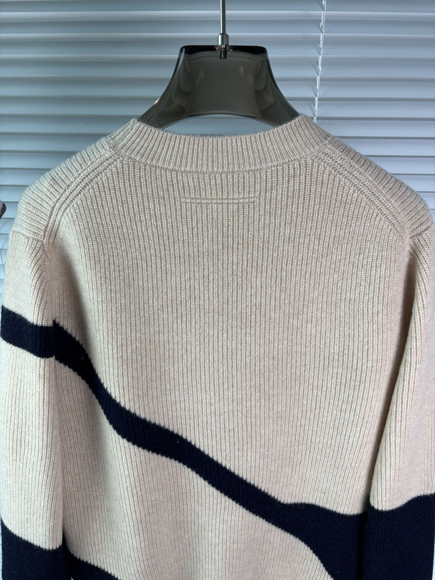 秋冬新品贸易公司渠道稀出，领先官网发售！基础款纯色针织衫单穿叠穿的好选择，修身显瘦的合身版型款式简约，螺