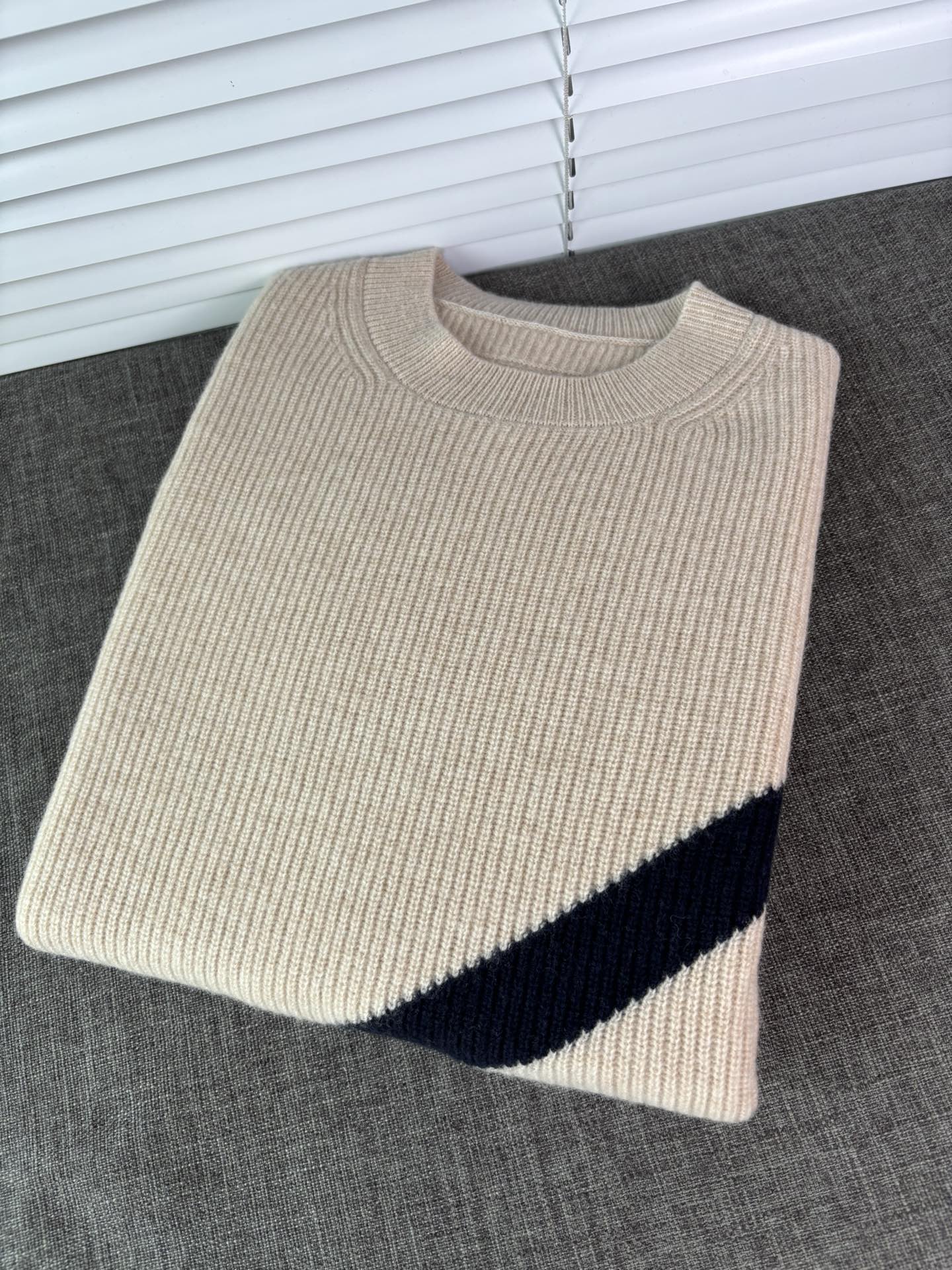 秋冬新品贸易公司渠道稀出，领先官网发售！基础款纯色针织衫单穿叠穿的好选择，修身显瘦的合身版型款式简约，螺