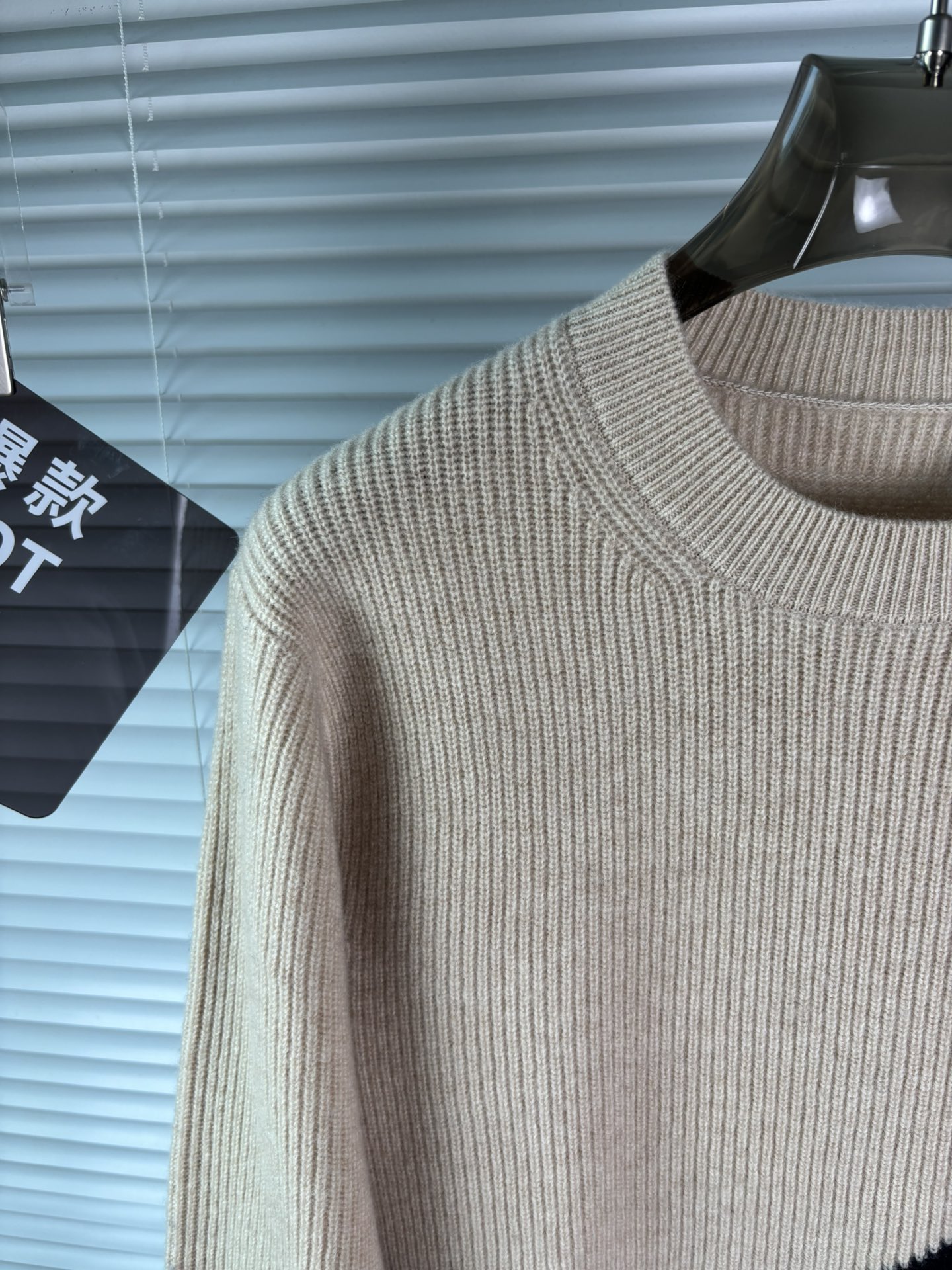 秋冬新品贸易公司渠道稀出，领先官网发售！基础款纯色针织衫单穿叠穿的好选择，修身显瘦的合身版型款式简约，螺