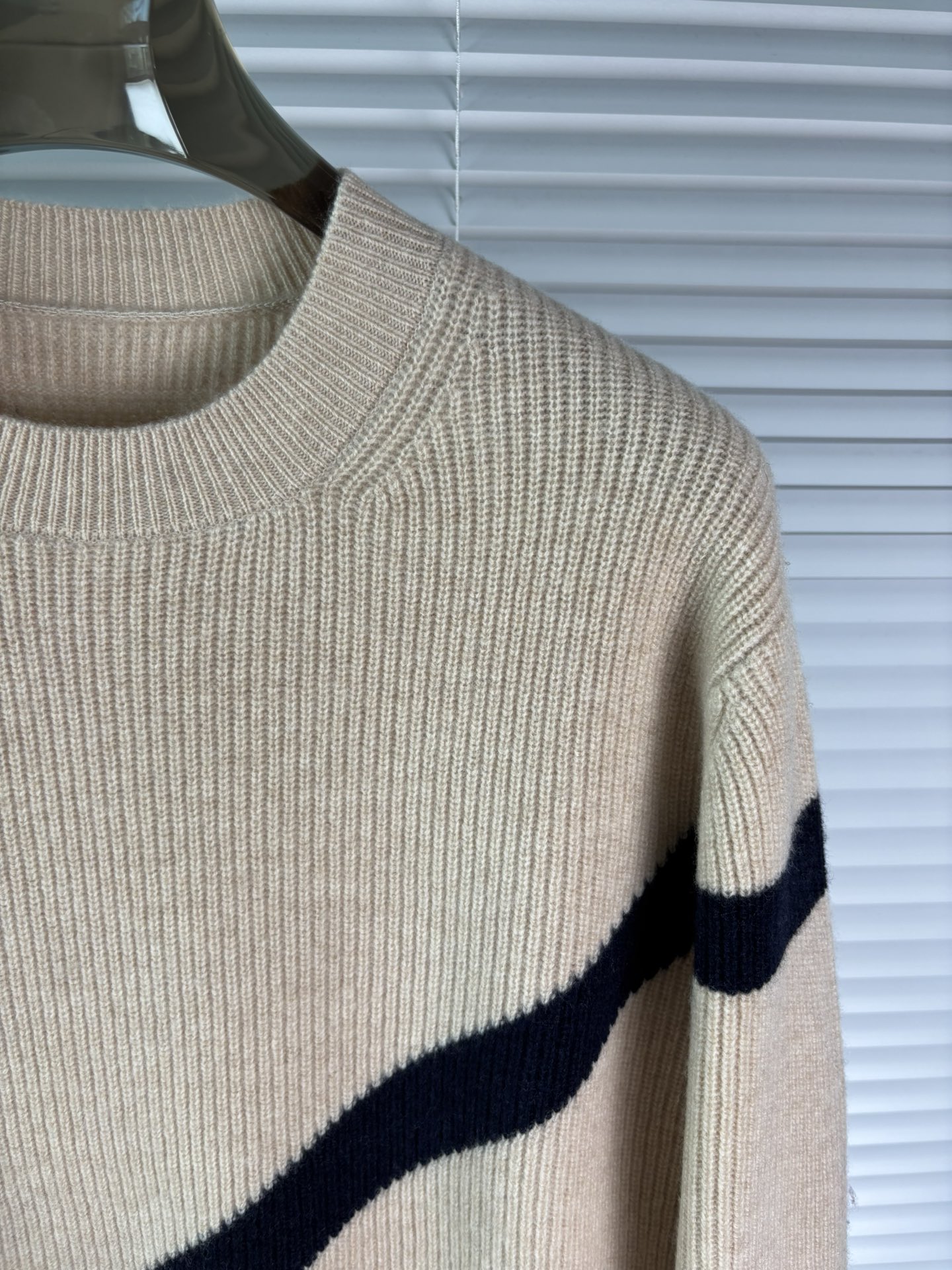 秋冬新品贸易公司渠道稀出，领先官网发售！基础款纯色针织衫单穿叠穿的好选择，修身显瘦的合身版型款式简约，螺