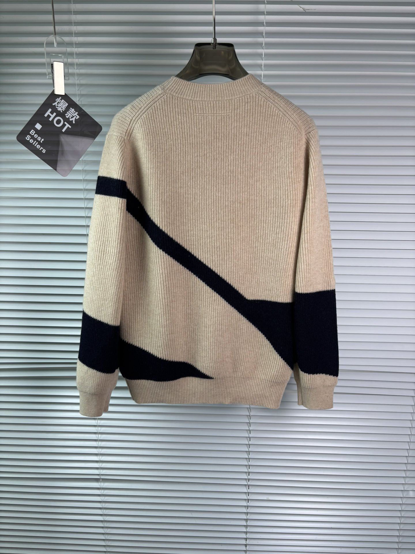 秋冬新品贸易公司渠道稀出，领先官网发售！基础款纯色针织衫单穿叠穿的好选择，修身显瘦的合身版型款式简约，螺