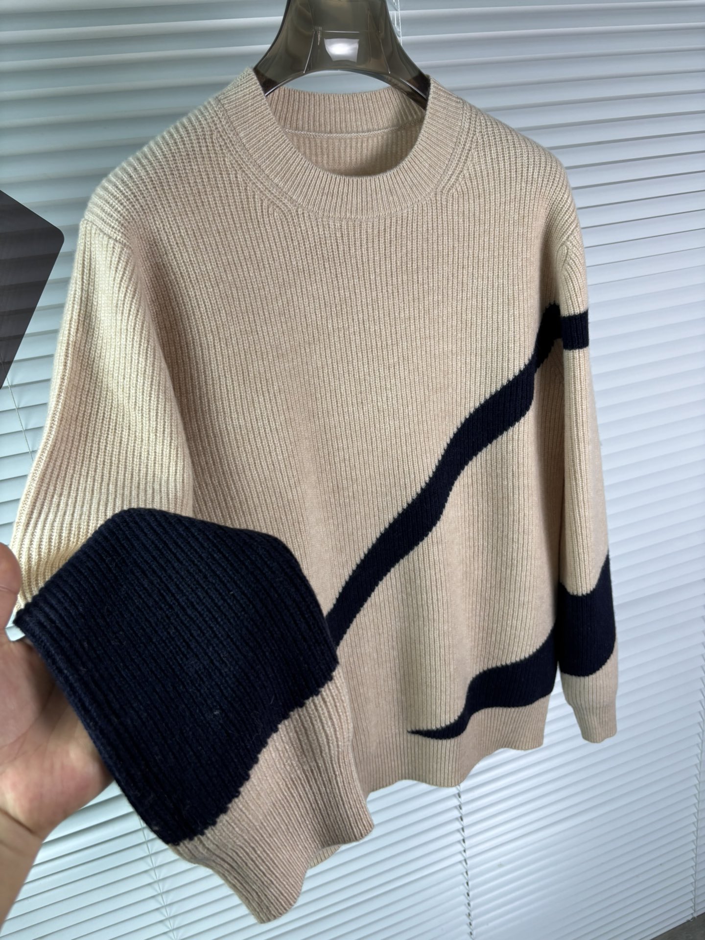 秋冬新品贸易公司渠道稀出，领先官网发售！基础款纯色针织衫单穿叠穿的好选择，修身显瘦的合身版型款式简约，螺