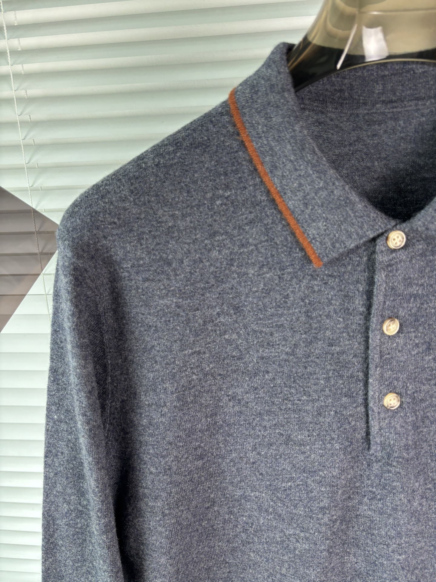 秋冬新品贸易公司渠道稀出，领先官网发售！基础款纯色针织衫单穿叠穿的好选择，修身显瘦的合身版型款式简约，螺