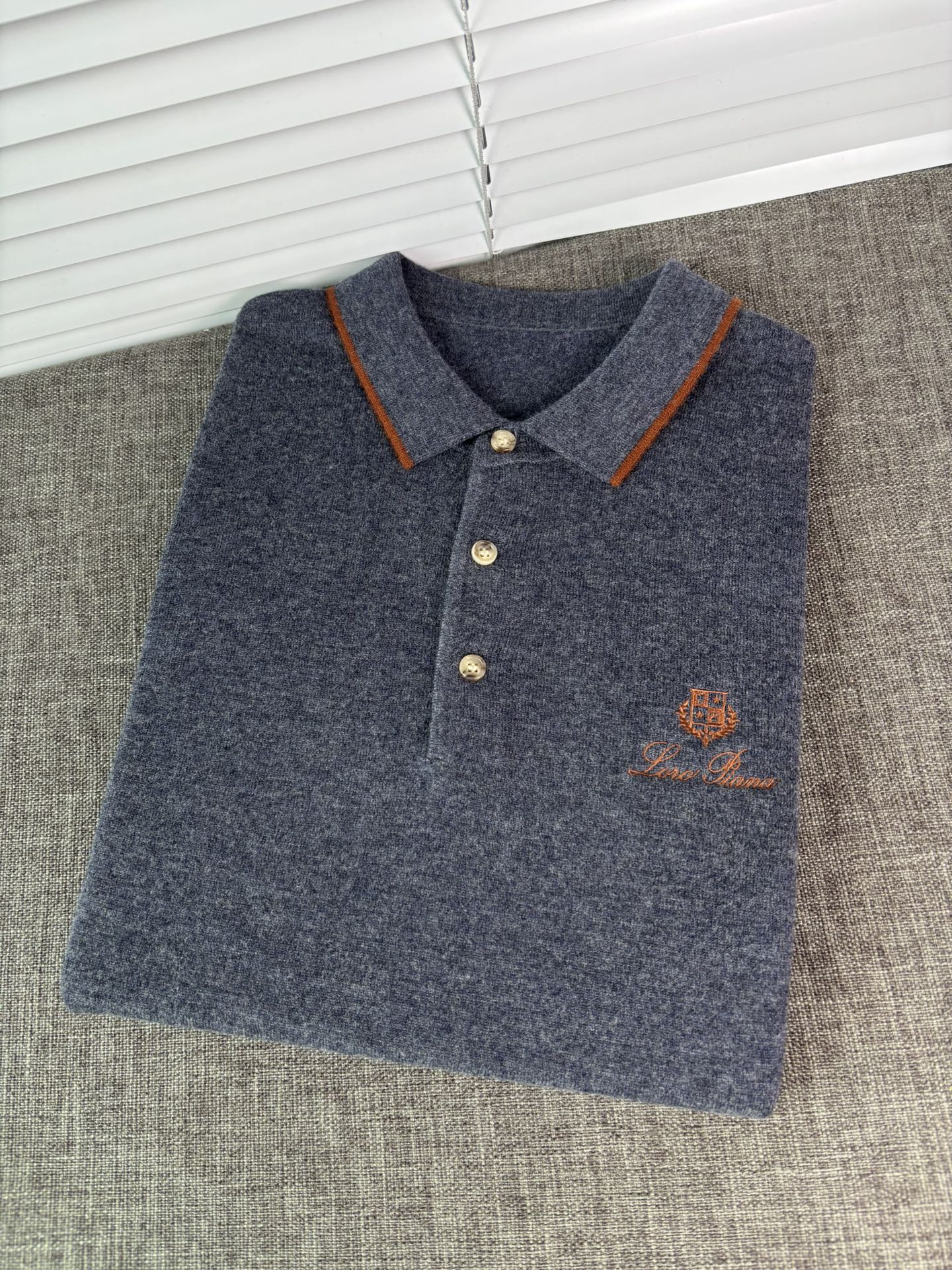 秋冬新品贸易公司渠道稀出，领先官网发售！基础款纯色针织衫单穿叠穿的好选择，修身显瘦的合身版型款式简约，螺