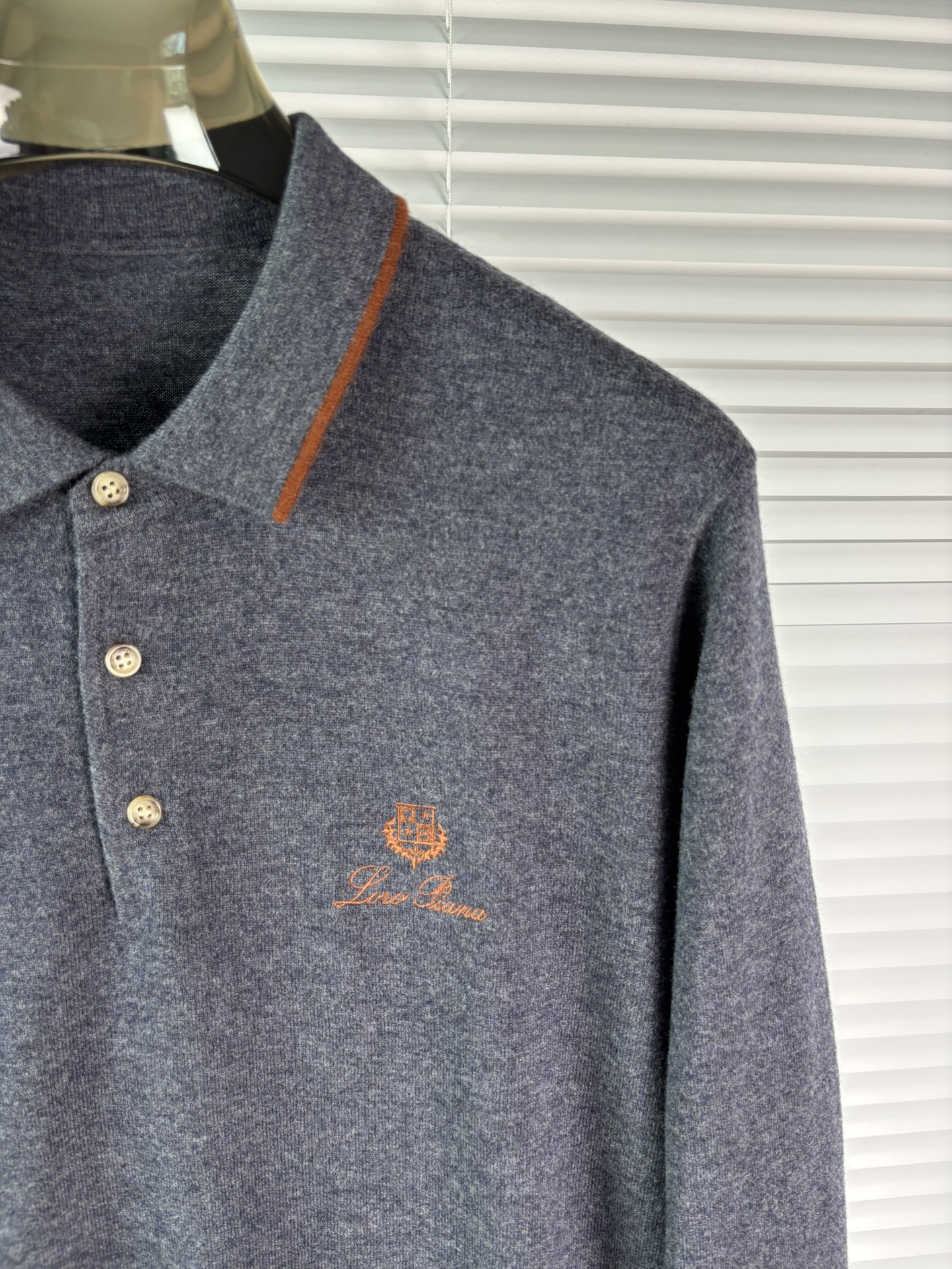 秋冬新品贸易公司渠道稀出，领先官网发售！基础款纯色针织衫单穿叠穿的好选择，修身显瘦的合身版型款式简约，螺