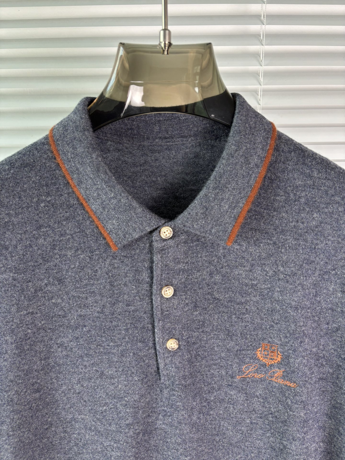 秋冬新品贸易公司渠道稀出，领先官网发售！基础款纯色针织衫单穿叠穿的好选择，修身显瘦的合身版型款式简约，螺