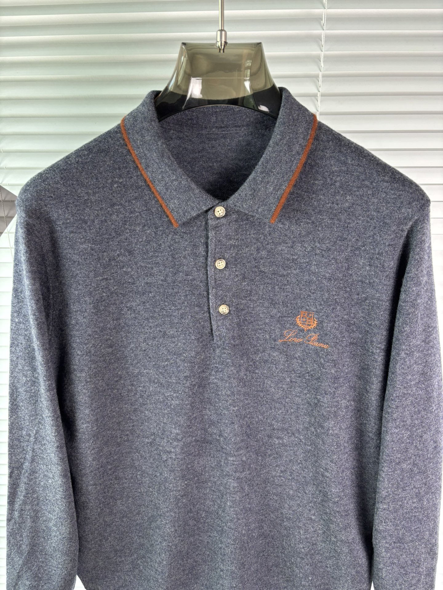 秋冬新品贸易公司渠道稀出，领先官网发售！基础款纯色针织衫单穿叠穿的好选择，修身显瘦的合身版型款式简约，螺