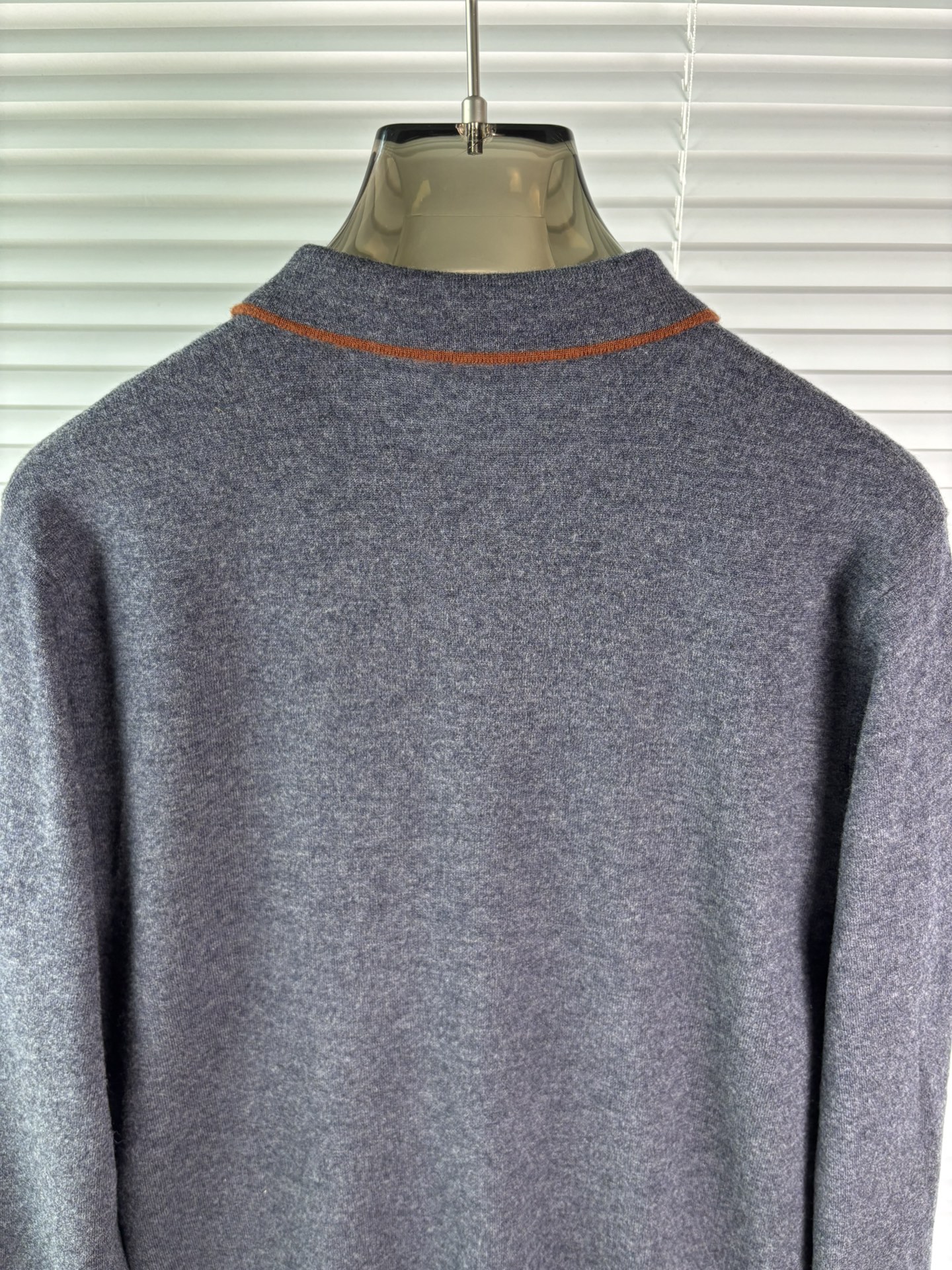 秋冬新品贸易公司渠道稀出，领先官网发售！基础款纯色针织衫单穿叠穿的好选择，修身显瘦的合身版型款式简约，螺