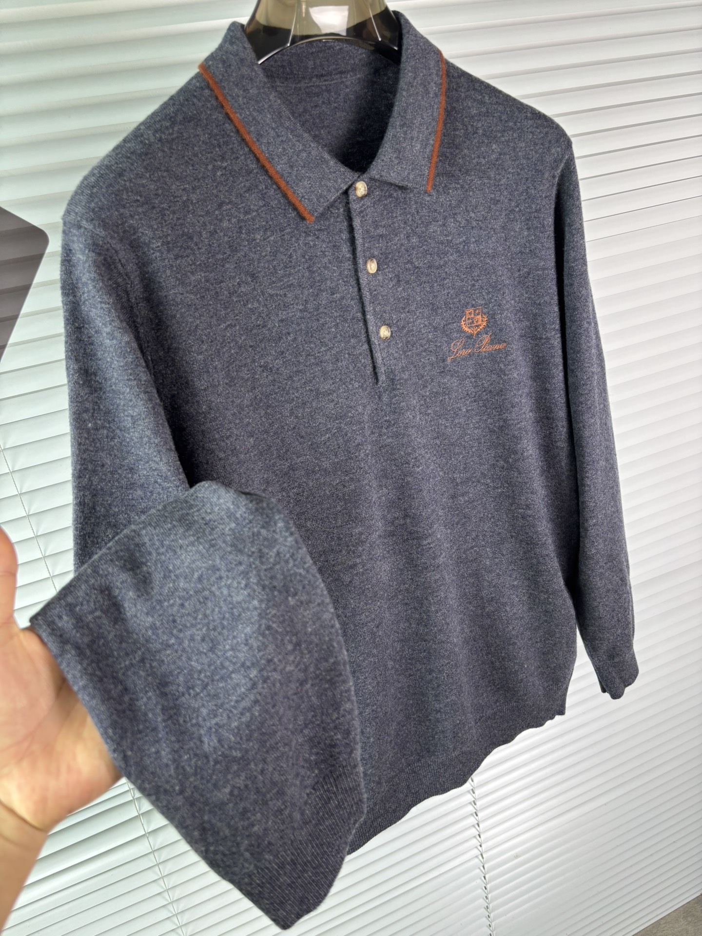 秋冬新品贸易公司渠道稀出，领先官网发售！基础款纯色针织衫单穿叠穿的好选择，修身显瘦的合身版型款式简约，螺