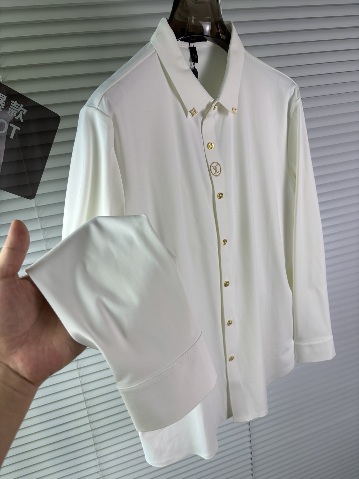 强势上新，新款不断！！！新款衬衫，高级面料高级做工，顶级品质！！！M一XXXLM穿125左右L穿140左