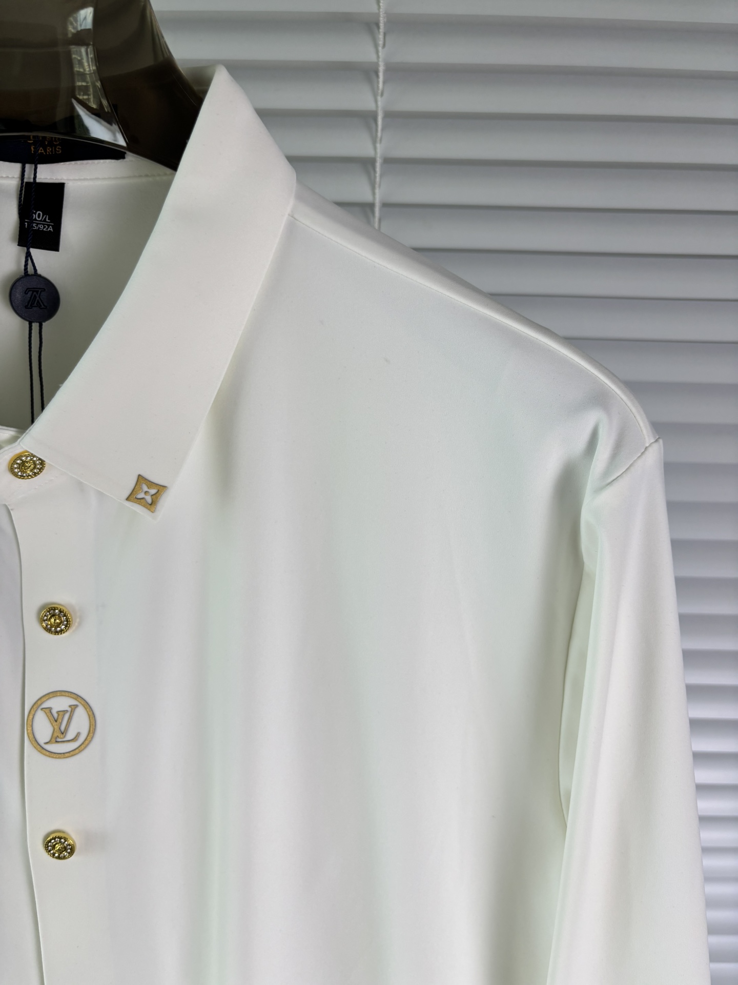 强势上新，新款不断！！！新款衬衫，高级面料高级做工，顶级品质！！！M一XXXLM穿125左右L穿140左