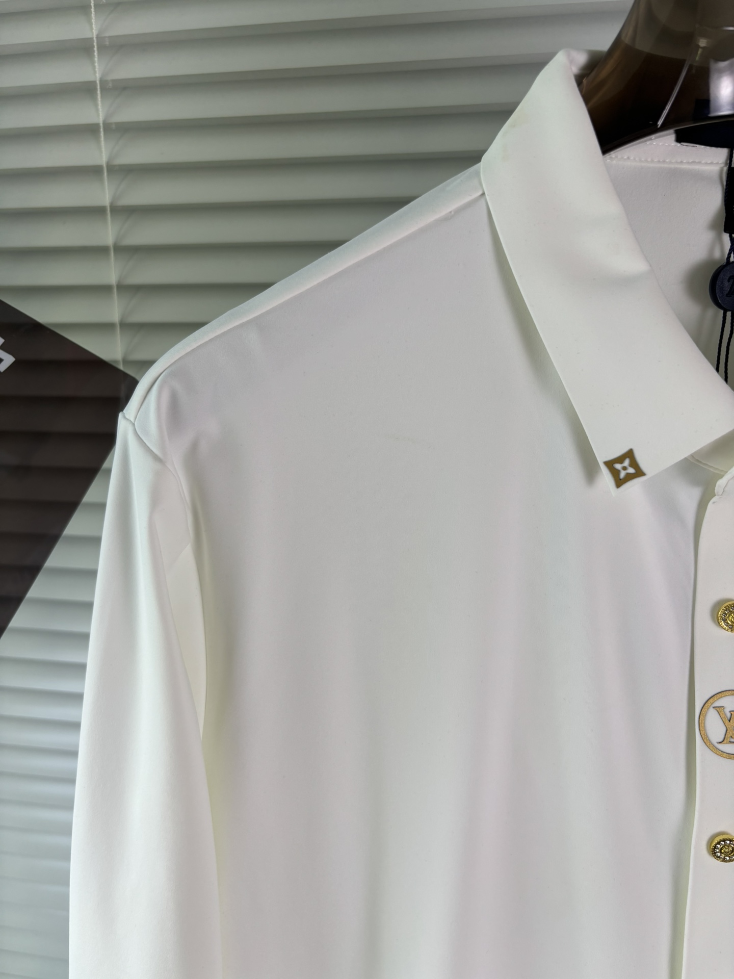 强势上新，新款不断！！！新款衬衫，高级面料高级做工，顶级品质！！！M一XXXLM穿125左右L穿140左