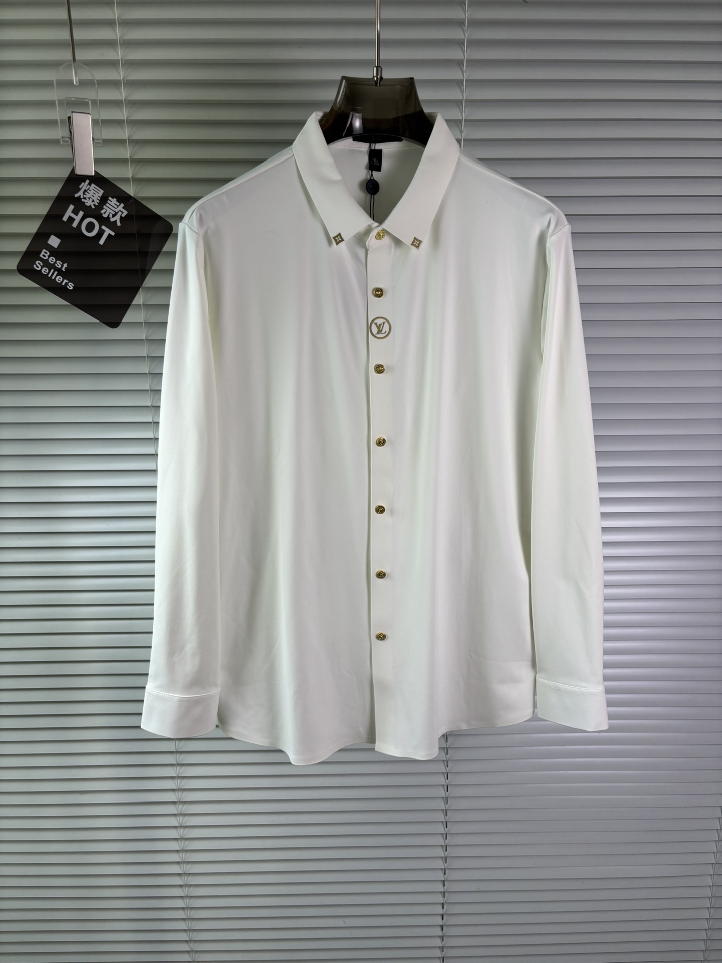 强势上新，新款不断！！！新款衬衫，高级面料高级做工，顶级品质！！！M一XXXLM穿125左右L穿140左