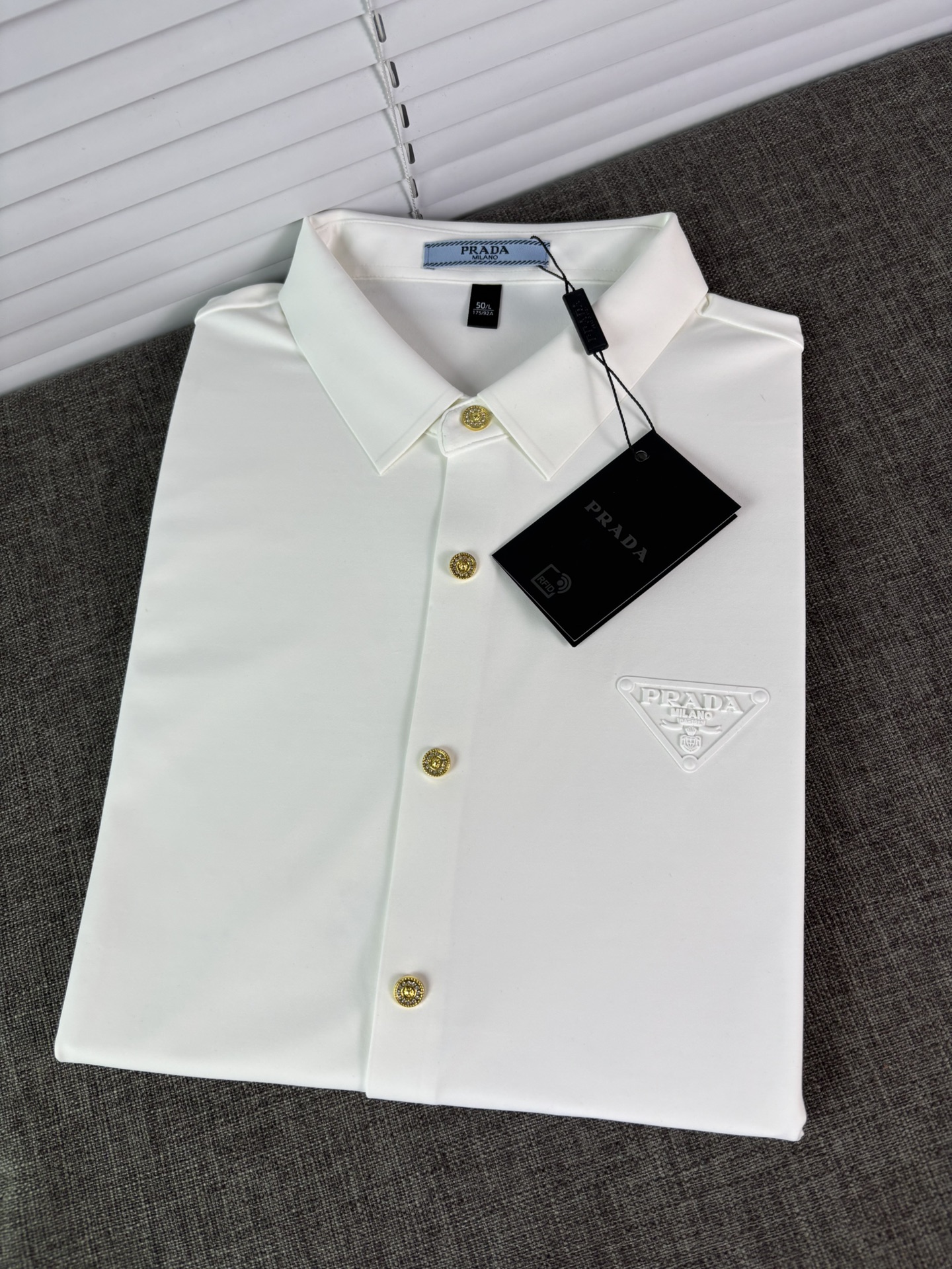 强势上新，新款不断！！！新款衬衫，高级面料高级做工，顶级品质！！！M一XXXLM穿125左右L穿140左