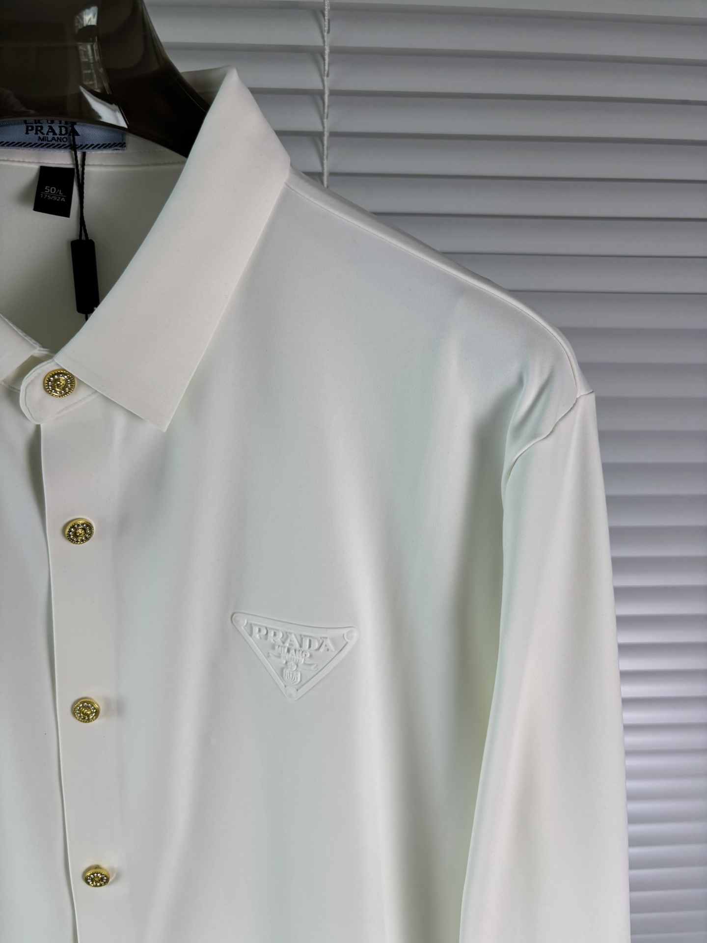 强势上新，新款不断！！！新款衬衫，高级面料高级做工，顶级品质！！！M一XXXLM穿125左右L穿140左