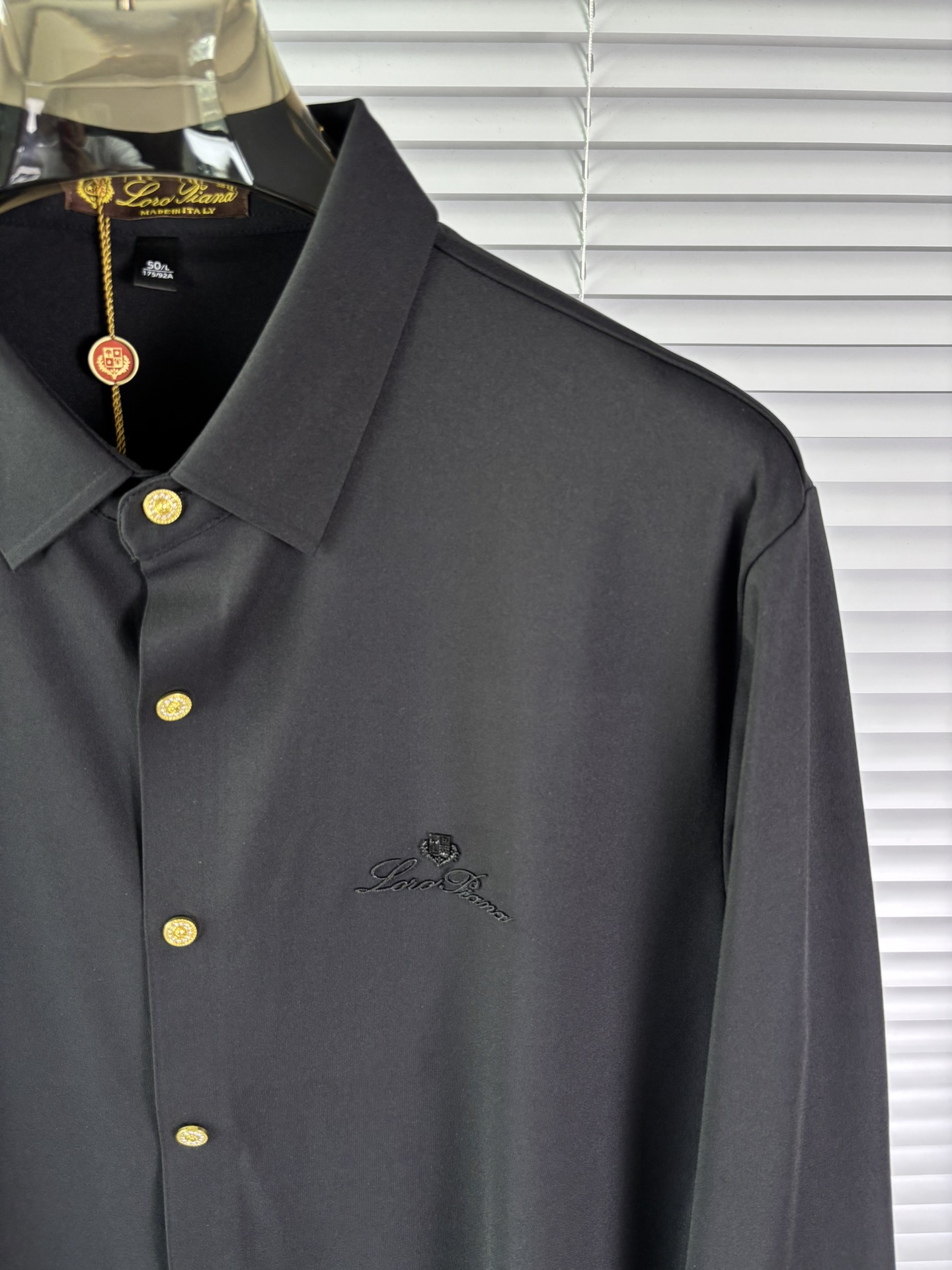 强势上新，新款不断！！！新款衬衫，高级面料高级做工，顶级品质！！！M一XXXLM穿125左右L穿140左