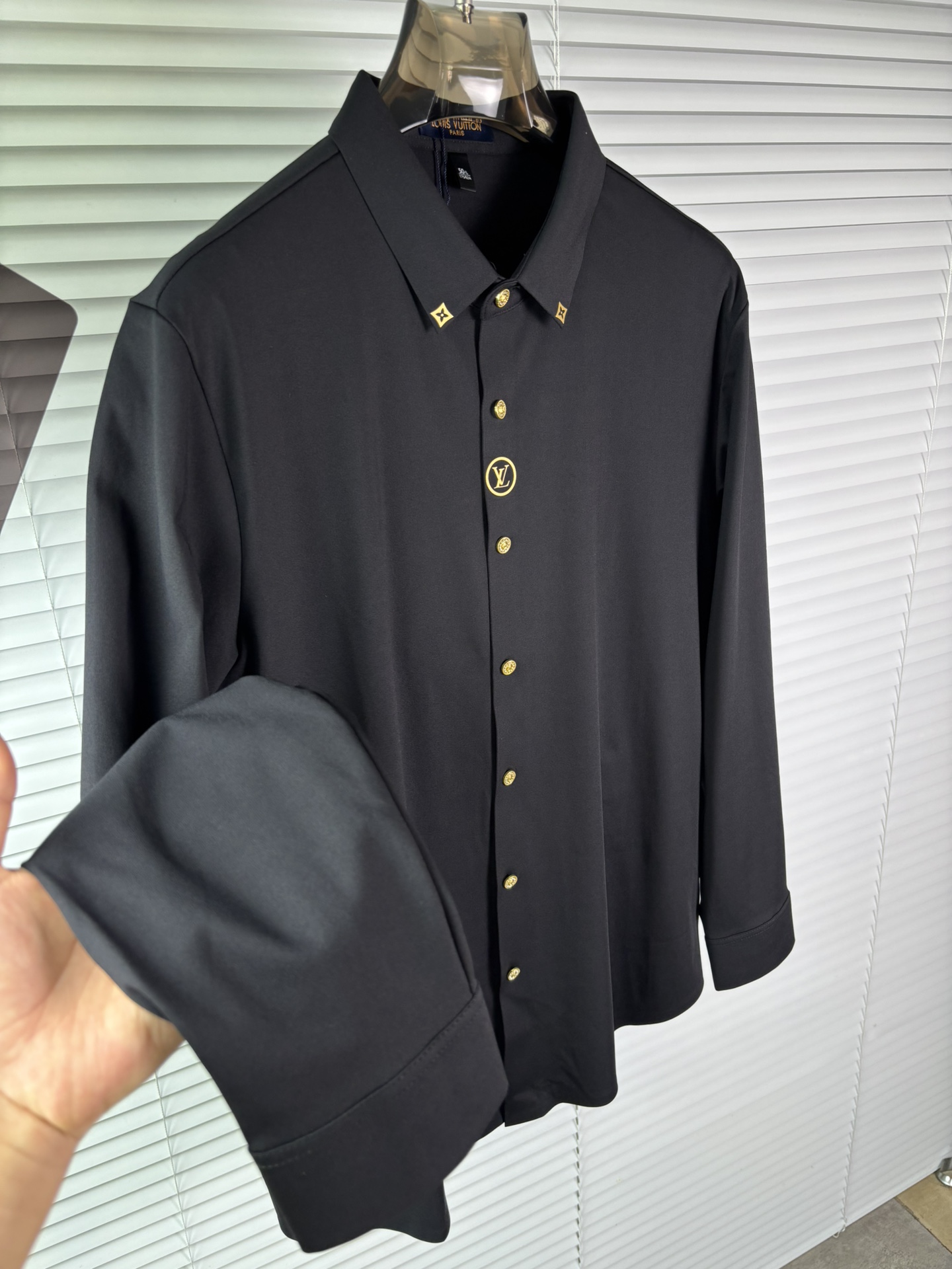 强势上新，新款不断！！！新款衬衫，高级面料高级做工，顶级品质！！！M一XXXLM穿125左右L穿140左