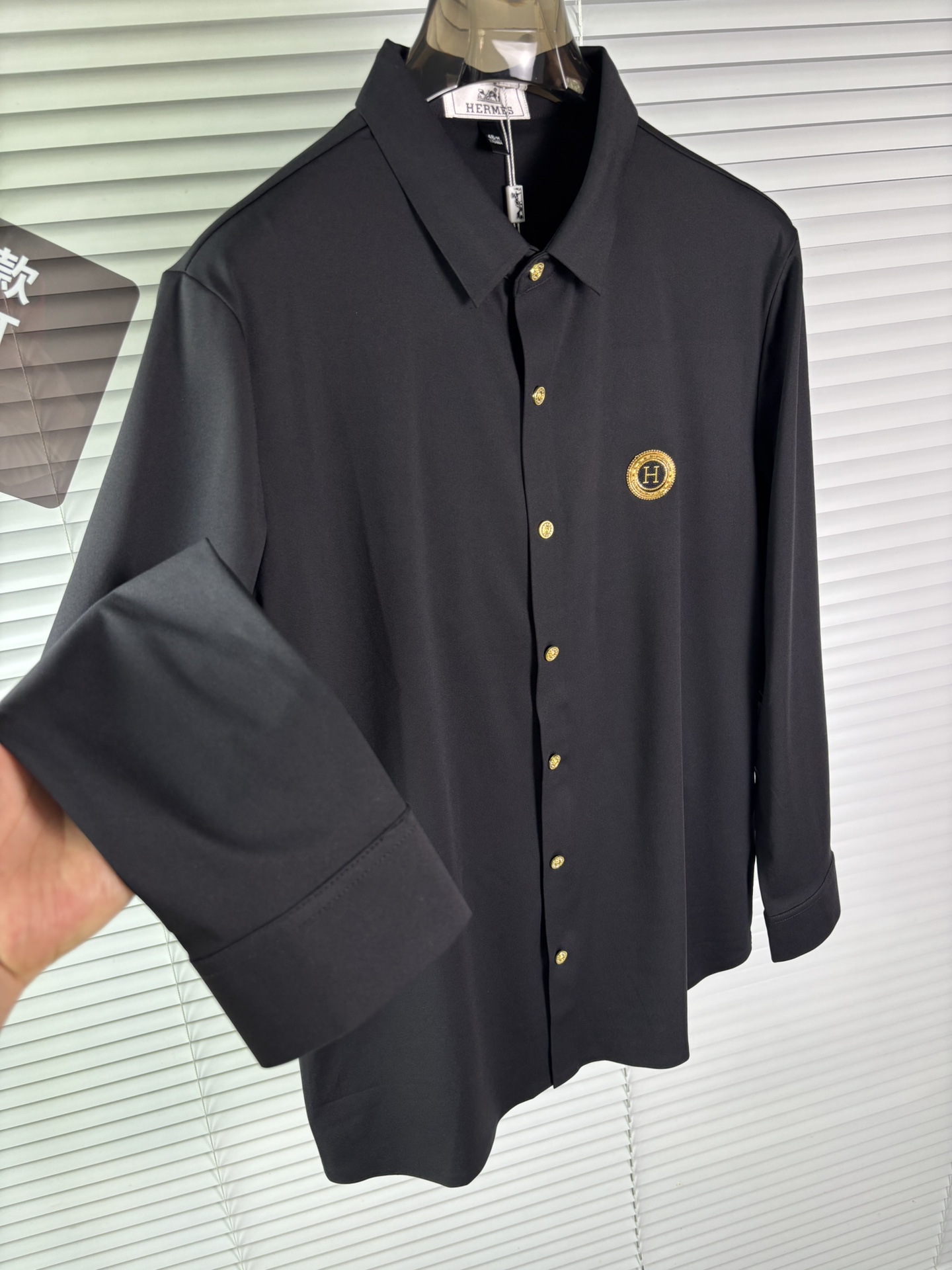 强势上新，新款不断！！！新款衬衫，高级面料高级做工，顶级品质！！！M一XXXLM穿125左右L穿140左