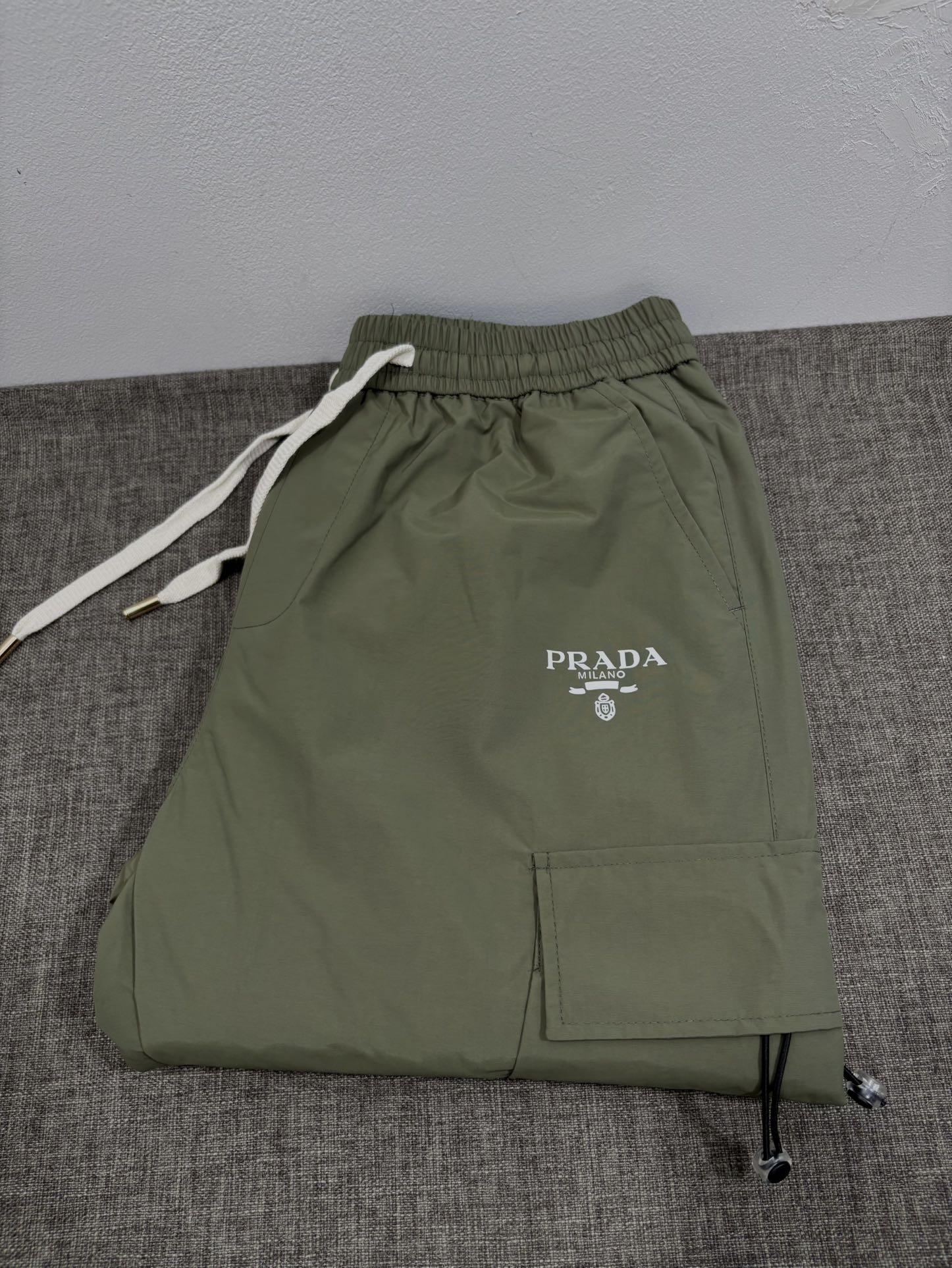 NO:683021,New classic autumn and winter down pants, every part is evenly filled with down, including 90% duck down. High-end embroidery technology D is lined with double-layer high-density fabrics that will not shed hair at all, and there will be no pile of down. L is light and warm, the upper body is not bloated, and it can modify the shape of the legs. Size M-XXXL. 020,, down jacket,19860909秋冬新款经典羽绒裤,每一处平均充绒,含90鸭绒.高档刺绣工艺D内衬双层高密度面料完全不跑毛,也不会有堆绒现象,L轻盈又保暖,上身不臃肿,又能修饰腿型,,码数M-XXXL. 020,,down jacket,,Men's clothing