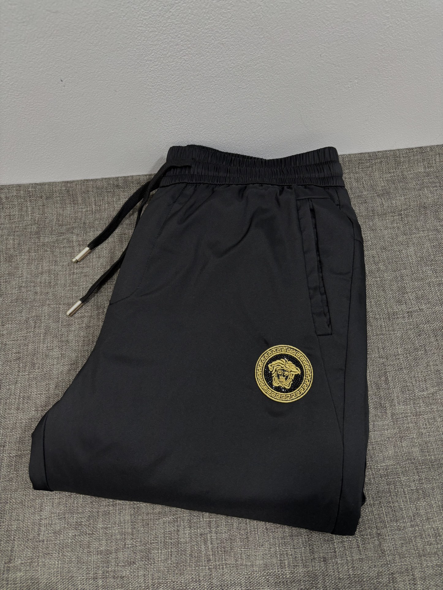 NO:644071,Autumn and winter new classic down pants, each part is evenly filled with down, including 90% duck down. High-end embroidery technology D is lined with double-layer high-density fabrics that will not shed hair at all, and there will be no pile of down. L is light and warm, the upper body is not bloated, and can modify the shape of the legs., Size M-XXXL.,, down jacket, alexander wang19860909秋冬新款经典羽绒裤,每一处平均充绒,含90鸭绒.高档刺绣工艺D内衬双层高密度面料完全不跑毛,也不会有堆绒现象,L轻盈又保暖,上身不臃肿,又能修饰腿型,,码数M-XXXL.,,down jacket,alexander wang,Men's clothing