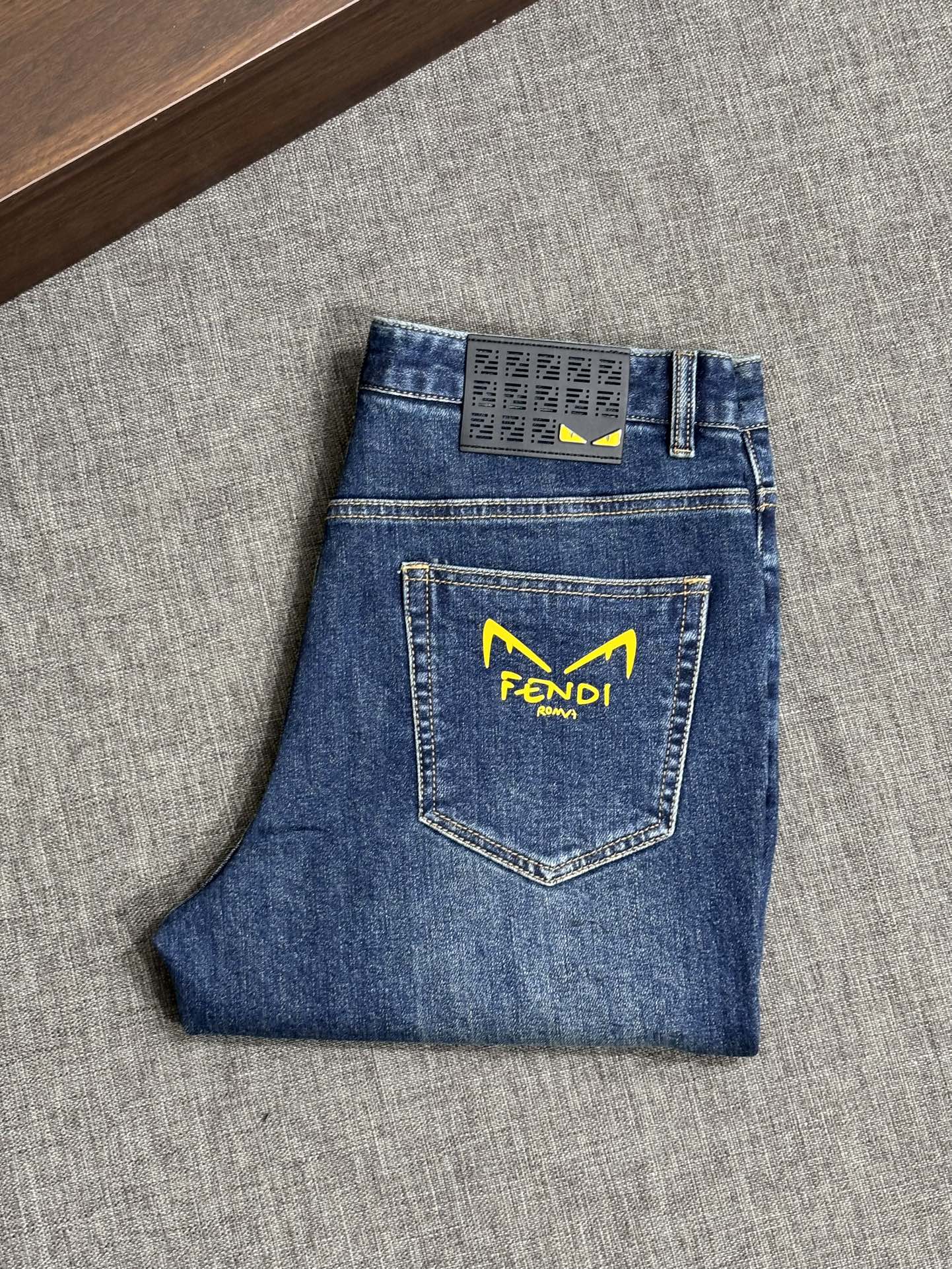 NO:847623,The official website counter is on sale at the same time, the original order is very good, a super stylish pair of jeans, customized original washed casual fabric, unique design, top-notch printing technology letter pattern logo, original hardware accessories decoration, an extremely outstanding pair of jeans, the materials and craftsmanship are extremely luxurious and exquisite, extremely high-grade, handsome and stylish upper body, recommended, size 30-38, jeans,19860909官网专柜同步有售,原单狠货,超级有范儿的一款牛仔裤,定制原版水洗休闲面料,独特设计,顶级印花工艺字母图案logo,原版五金辅料装饰,极为翘楚的一款牛仔裤,用料与工艺都极致奢华精湛,档次极高,上身帅气有型,推荐,码数30—38,,jeans,,Men's clothing