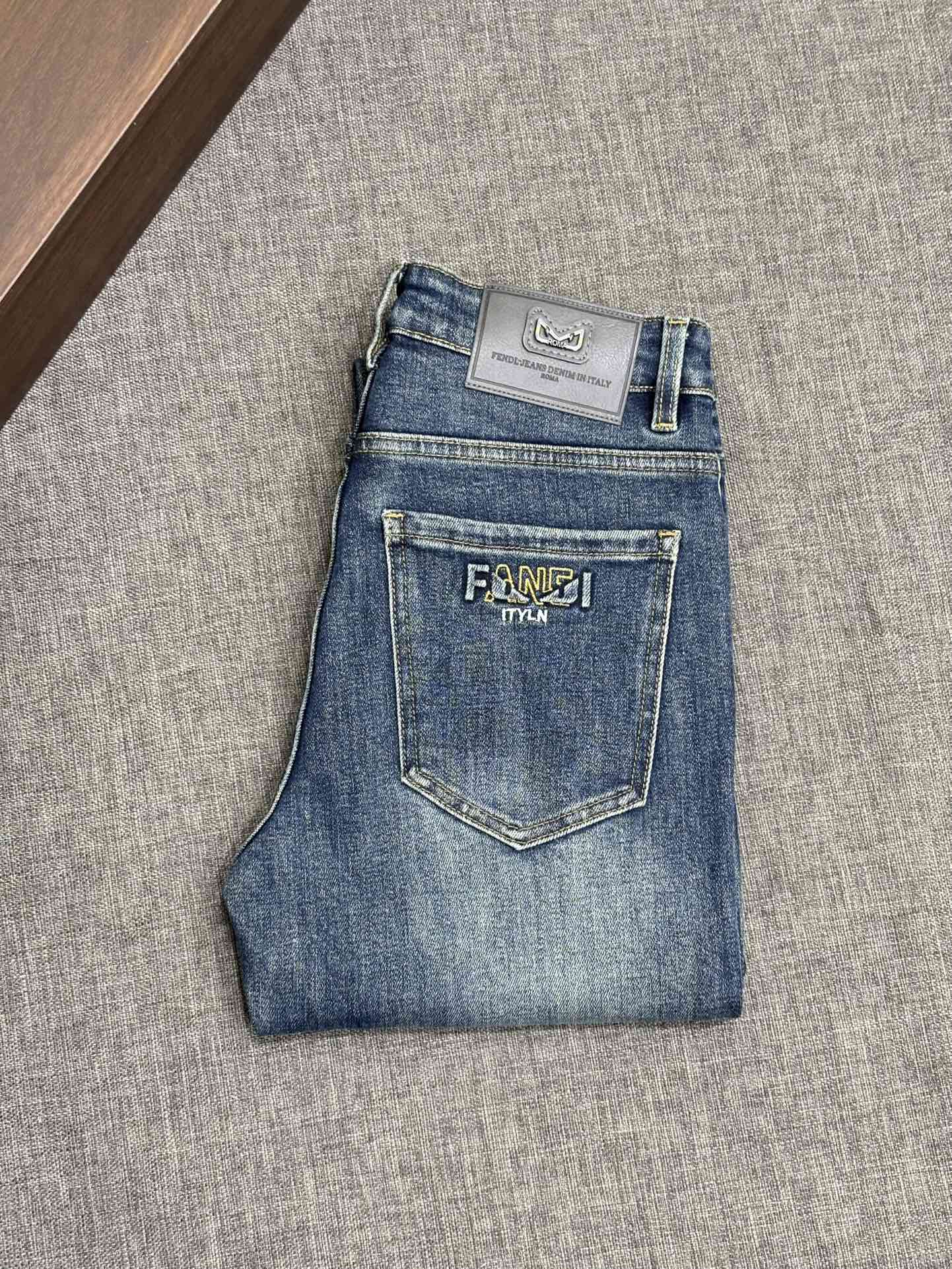 NO:847620,A super stylish pair of jeans, customized washed casual fabric, unique design, top-notch printing technology with letter pattern logo, an extremely outstanding pair of jeans, the materials and craftsmanship are extremely luxurious and exquisite, extremely high-grade, the upper body is handsome and stylish, recommended, size 30-38,,jeans,19860909超级有范儿的一款牛仔裤,定制水洗休闲面料,独特设计,顶级印花工艺字母图案logo,极为翘楚的一款牛仔裤,用料与工艺都极致奢华精湛,档次极高,上身帅气有型,推荐,码数30—38,,jeans,,Men's clothing