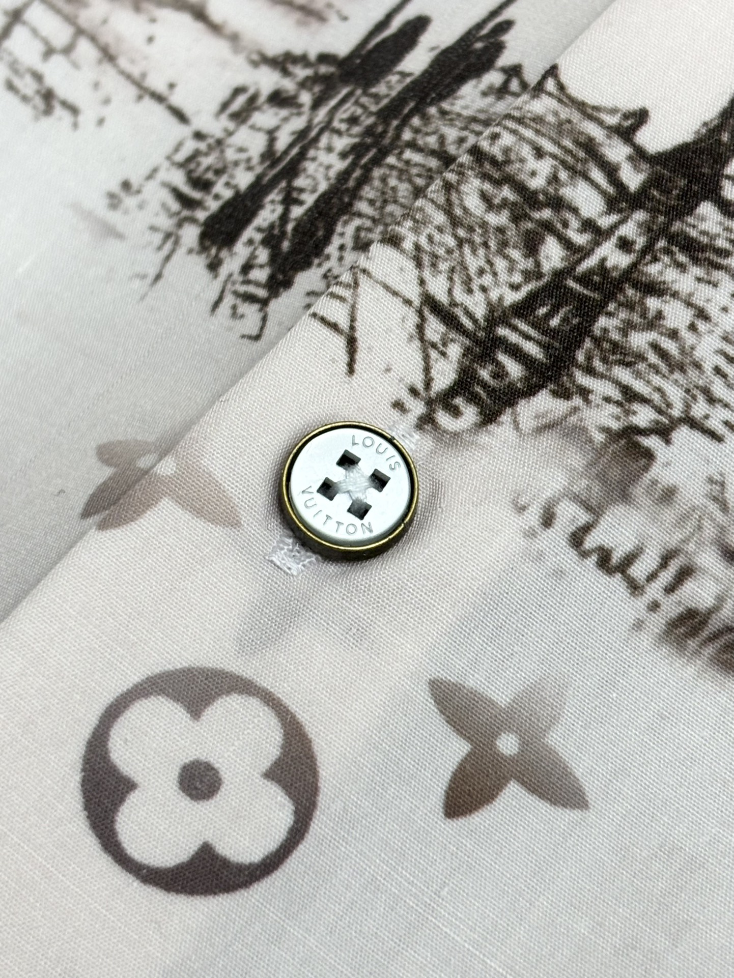 强势上新，新款不断！！！新款衬衫，高级面料高级做工，顶级品质！！！S一XXLS穿125左右m穿140左右