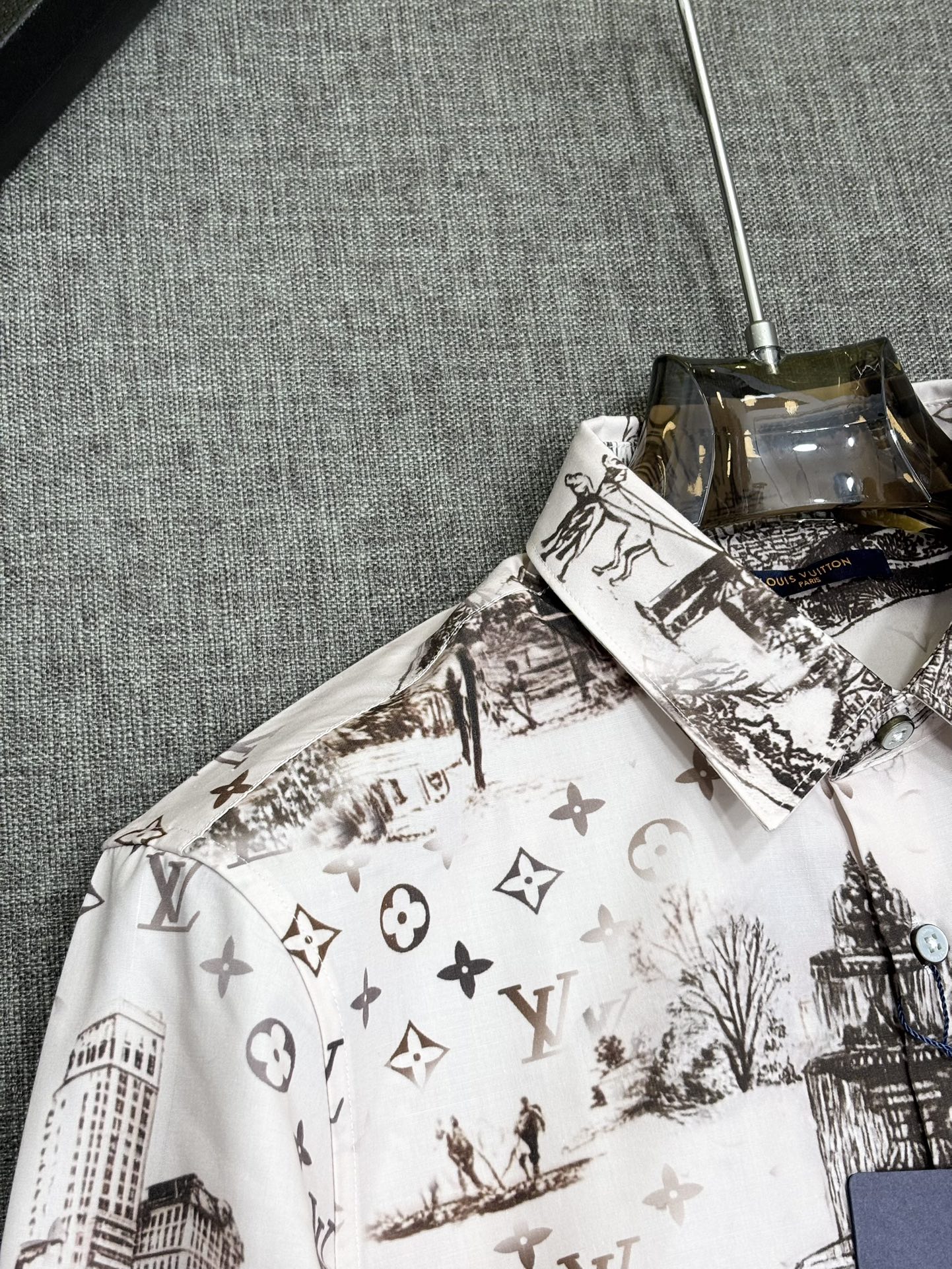 强势上新，新款不断！！！新款衬衫，高级面料高级做工，顶级品质！！！S一XXLS穿125左右m穿140左右