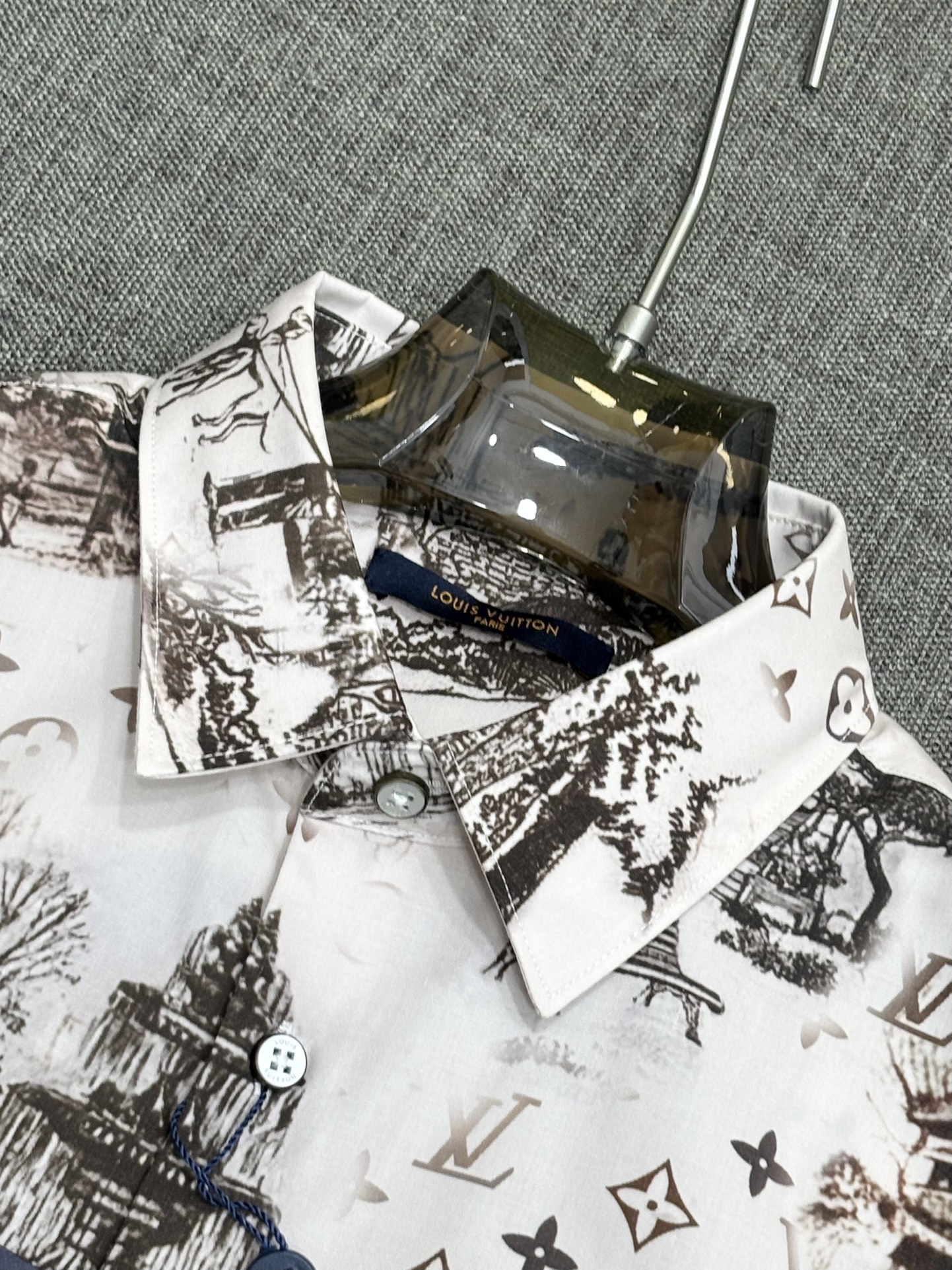 强势上新，新款不断！！！新款衬衫，高级面料高级做工，顶级品质！！！S一XXLS穿125左右m穿140左右