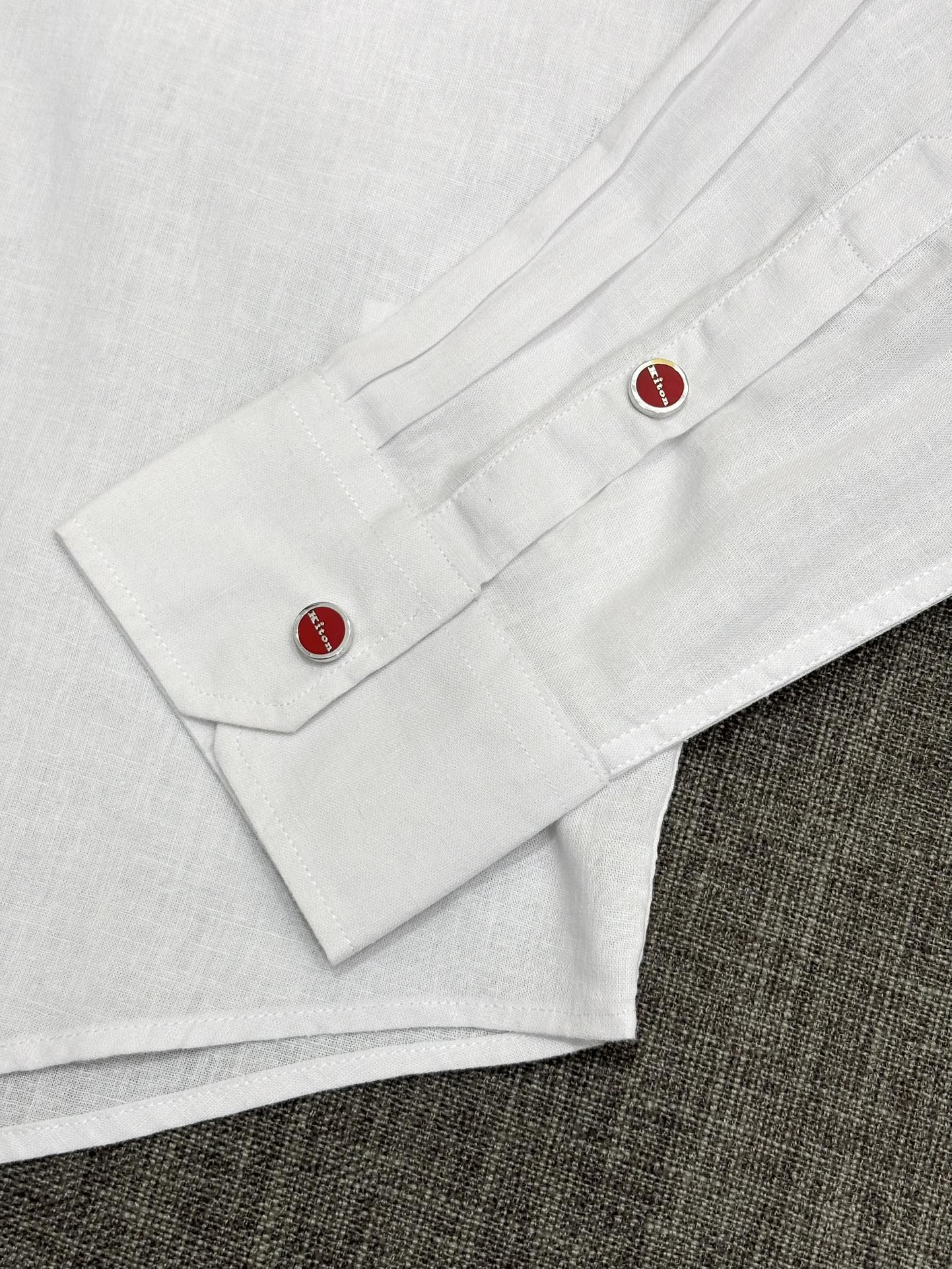 强势上新，新款不断！！！新款衬衫，高级面料高级做工，顶级品质！！！S一XXLS穿125左右m穿140左右