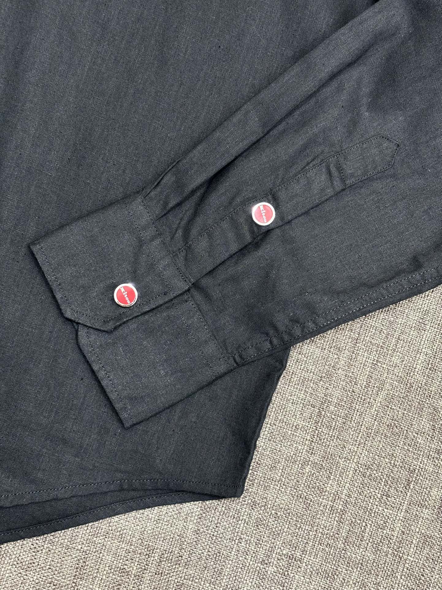 强势上新，新款不断！！！新款衬衫，高级面料高级做工，顶级品质！！！S一XXLS穿125左右m穿140左右