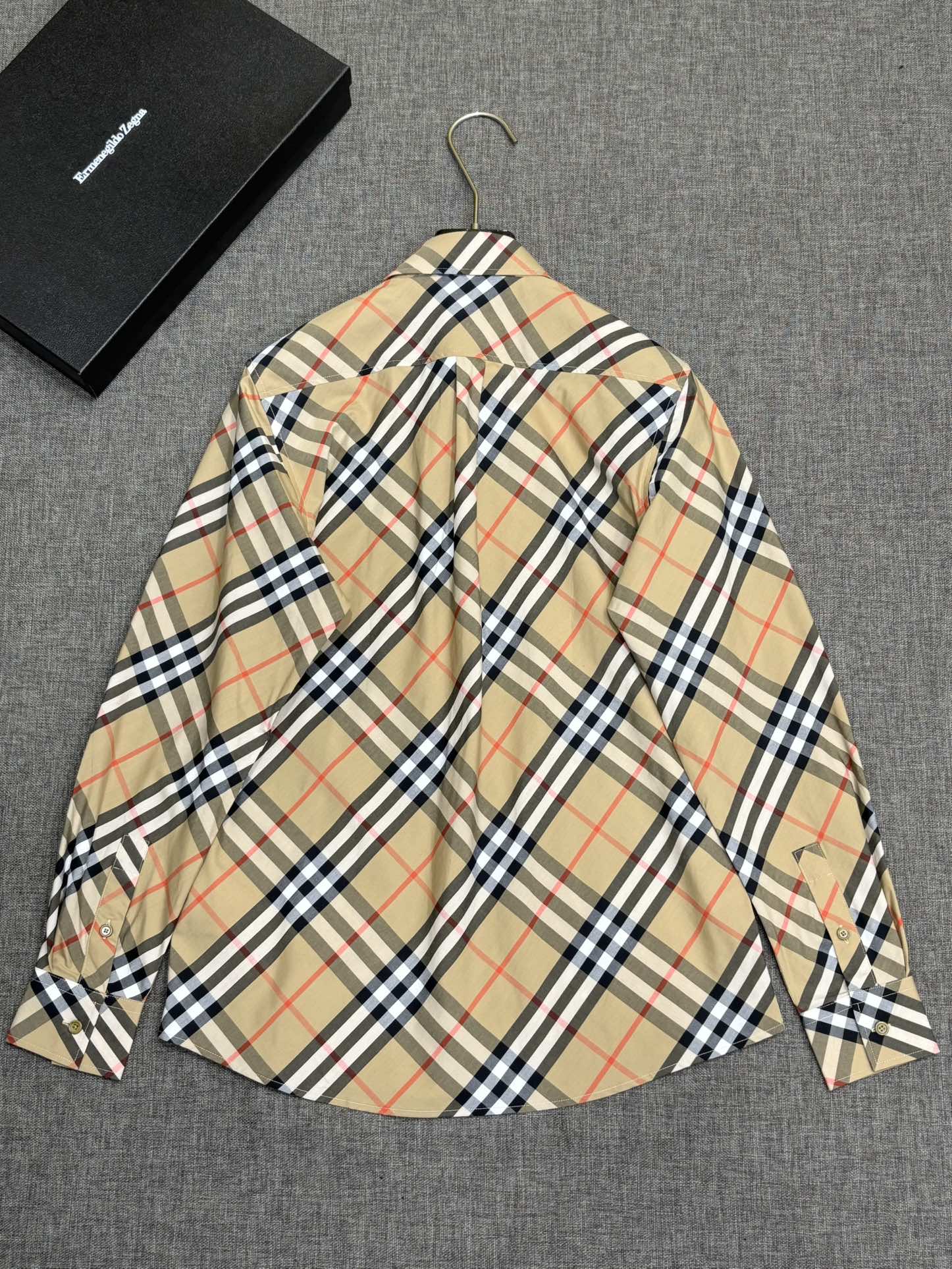 强势上新，新款不断！！！新款衬衫，高级面料高级做工，顶级品质！！！S一XXLS穿125左右m穿140左右