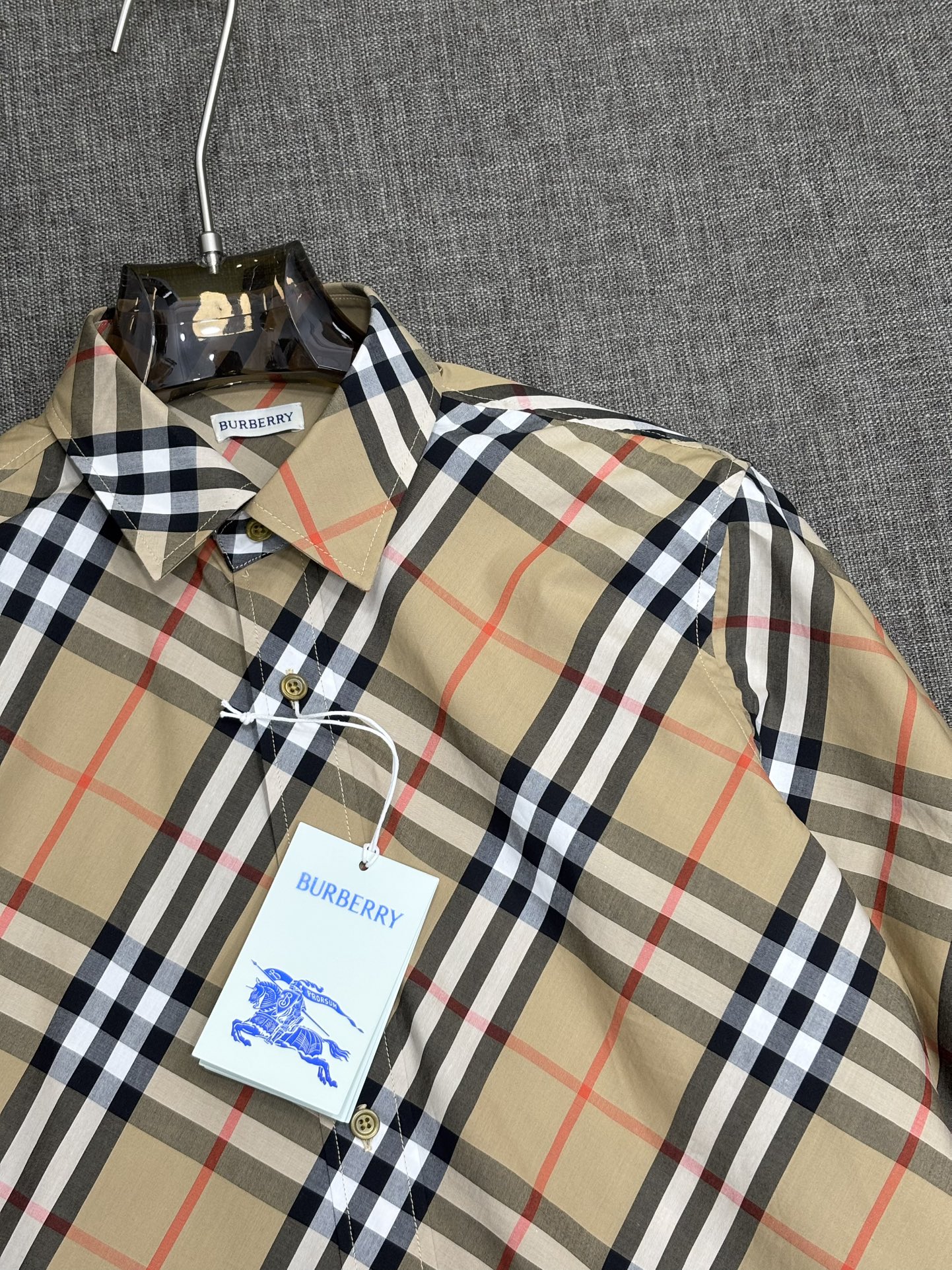 强势上新，新款不断！！！新款衬衫，高级面料高级做工，顶级品质！！！S一XXLS穿125左右m穿140左右