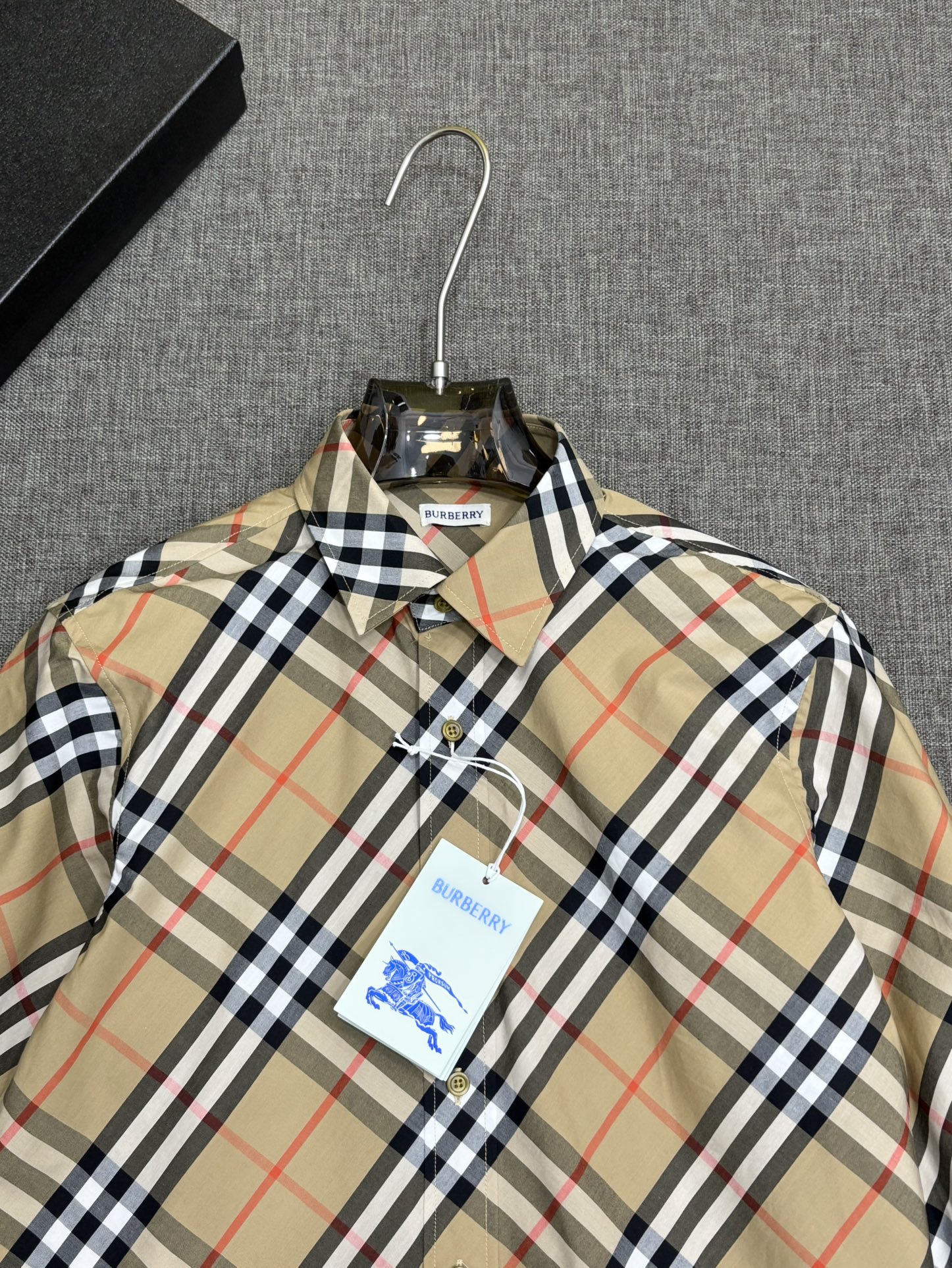 强势上新，新款不断！！！新款衬衫，高级面料高级做工，顶级品质！！！S一XXLS穿125左右m穿140左右