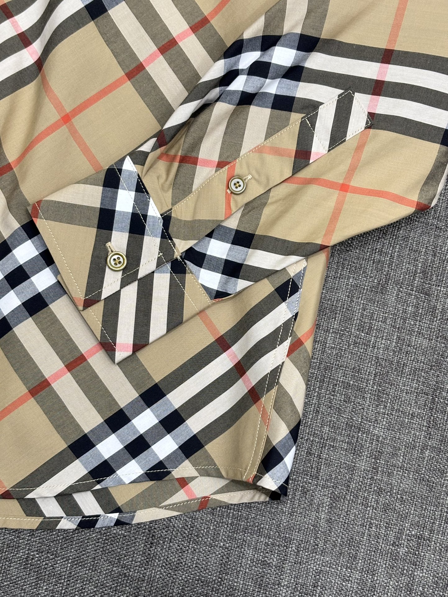 强势上新，新款不断！！！新款衬衫，高级面料高级做工，顶级品质！！！S一XXLS穿125左右m穿140左右