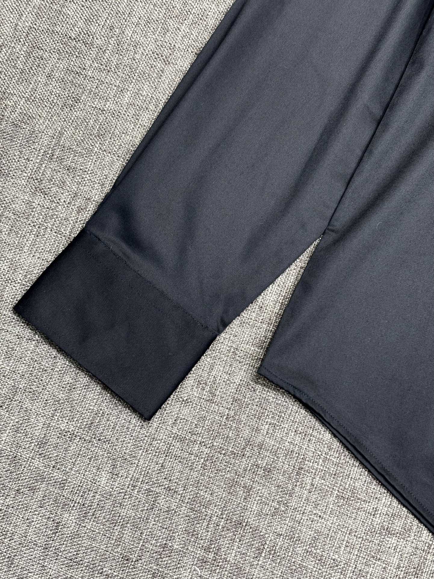 强势上新，新款不断！！！新款衬衫，高级面料高级做工，顶级品质！！！S一XXLS穿125左右m穿140左右