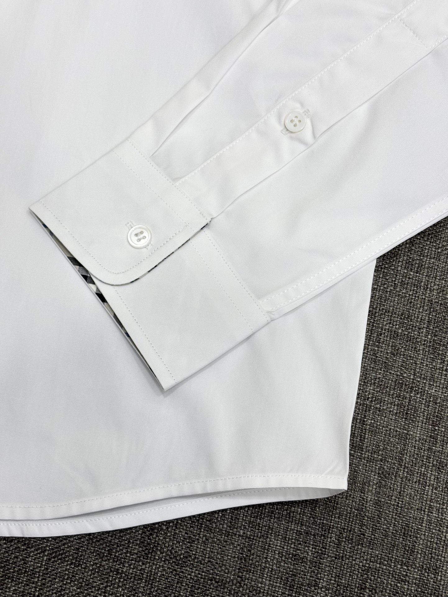 强势上新，新款不断！！！新款衬衫，高级面料高级做工，顶级品质！！！S一XXLS穿125左右m穿140左右