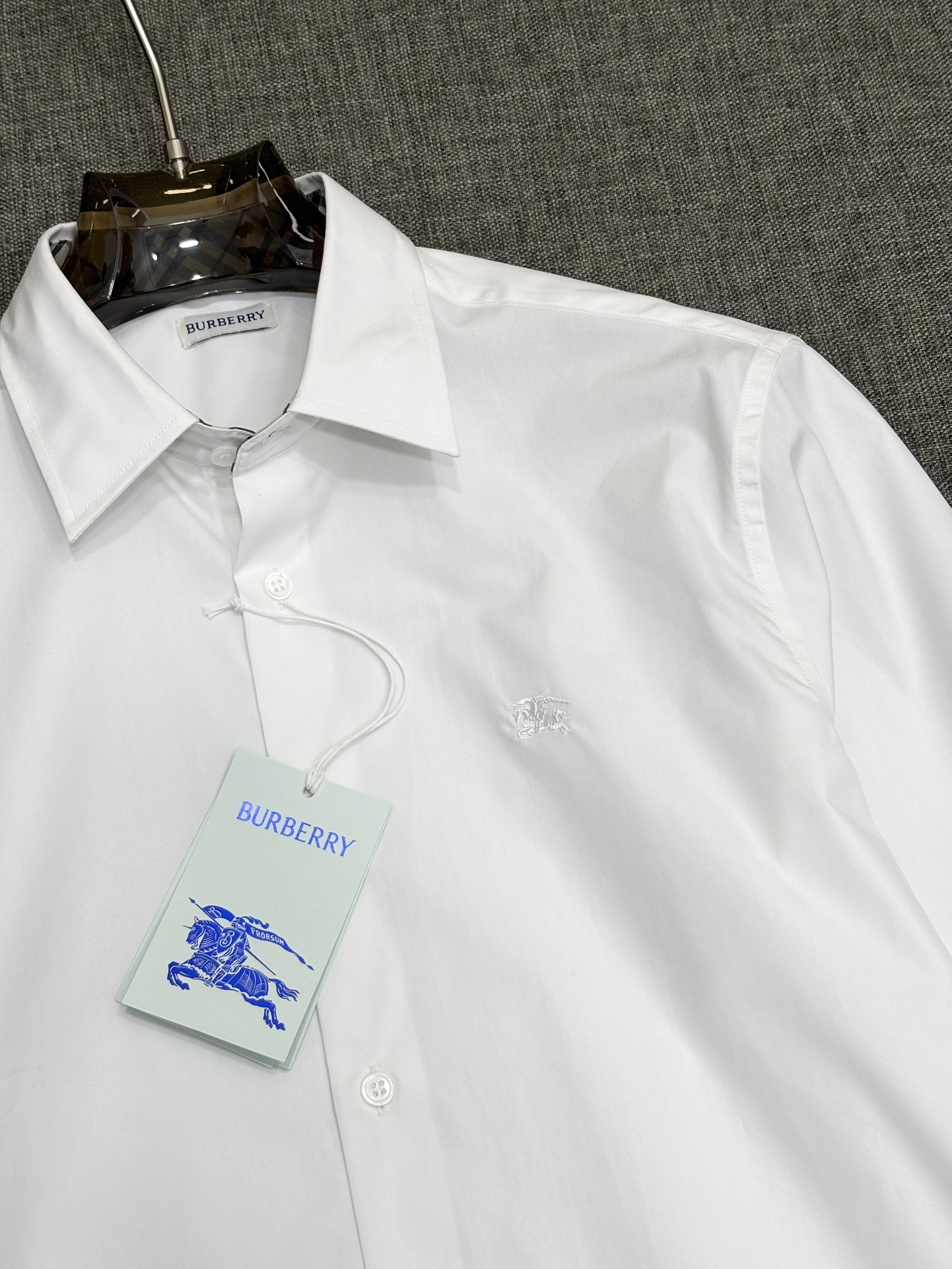 强势上新，新款不断！！！新款衬衫，高级面料高级做工，顶级品质！！！S一XXLS穿125左右m穿140左右