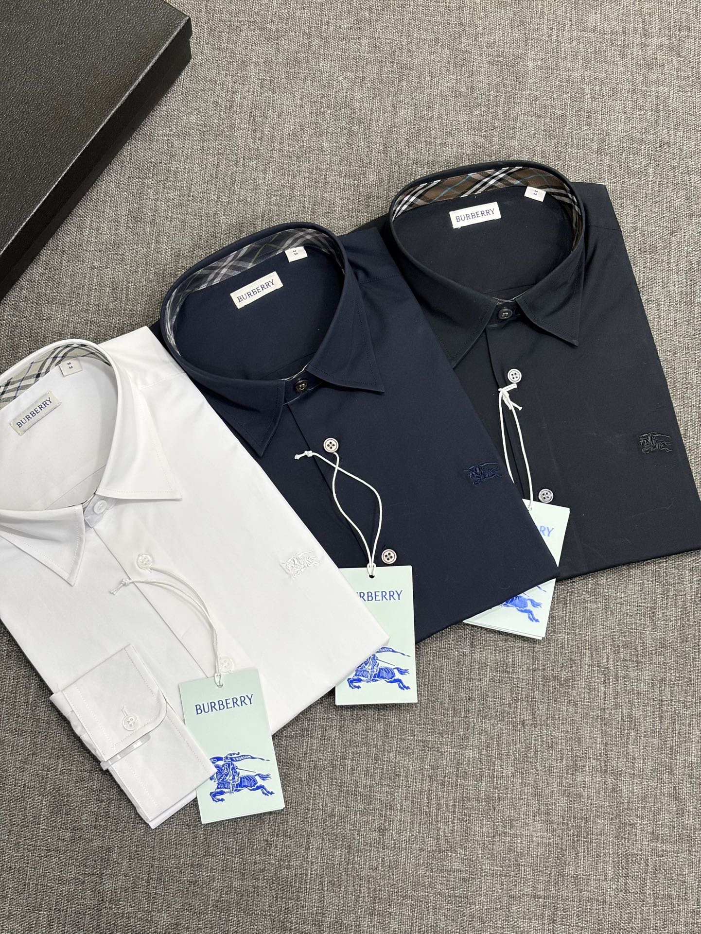 强势上新，新款不断！！！新款衬衫，高级面料高级做工，顶级品质！！！S一XXLS穿125左右m穿140左右