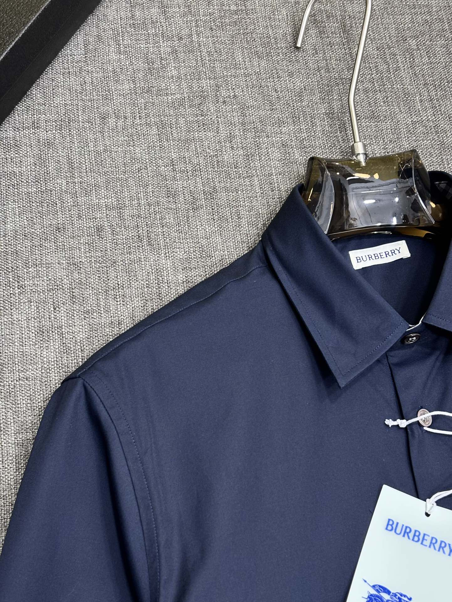 强势上新，新款不断！！！新款衬衫，高级面料高级做工，顶级品质！！！S一XXLS穿125左右m穿140左右