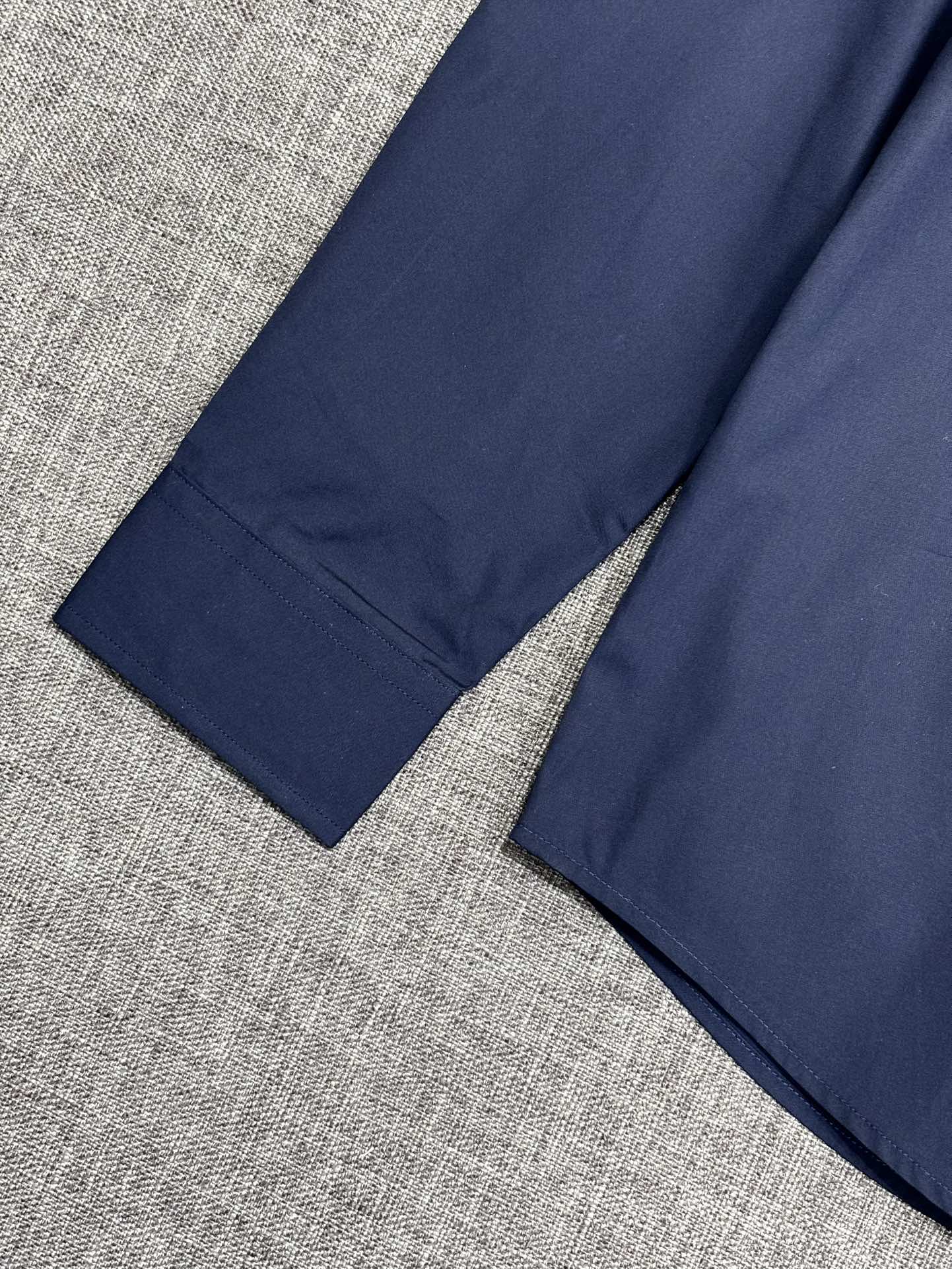 强势上新，新款不断！！！新款衬衫，高级面料高级做工，顶级品质！！！S一XXLS穿125左右m穿140左右