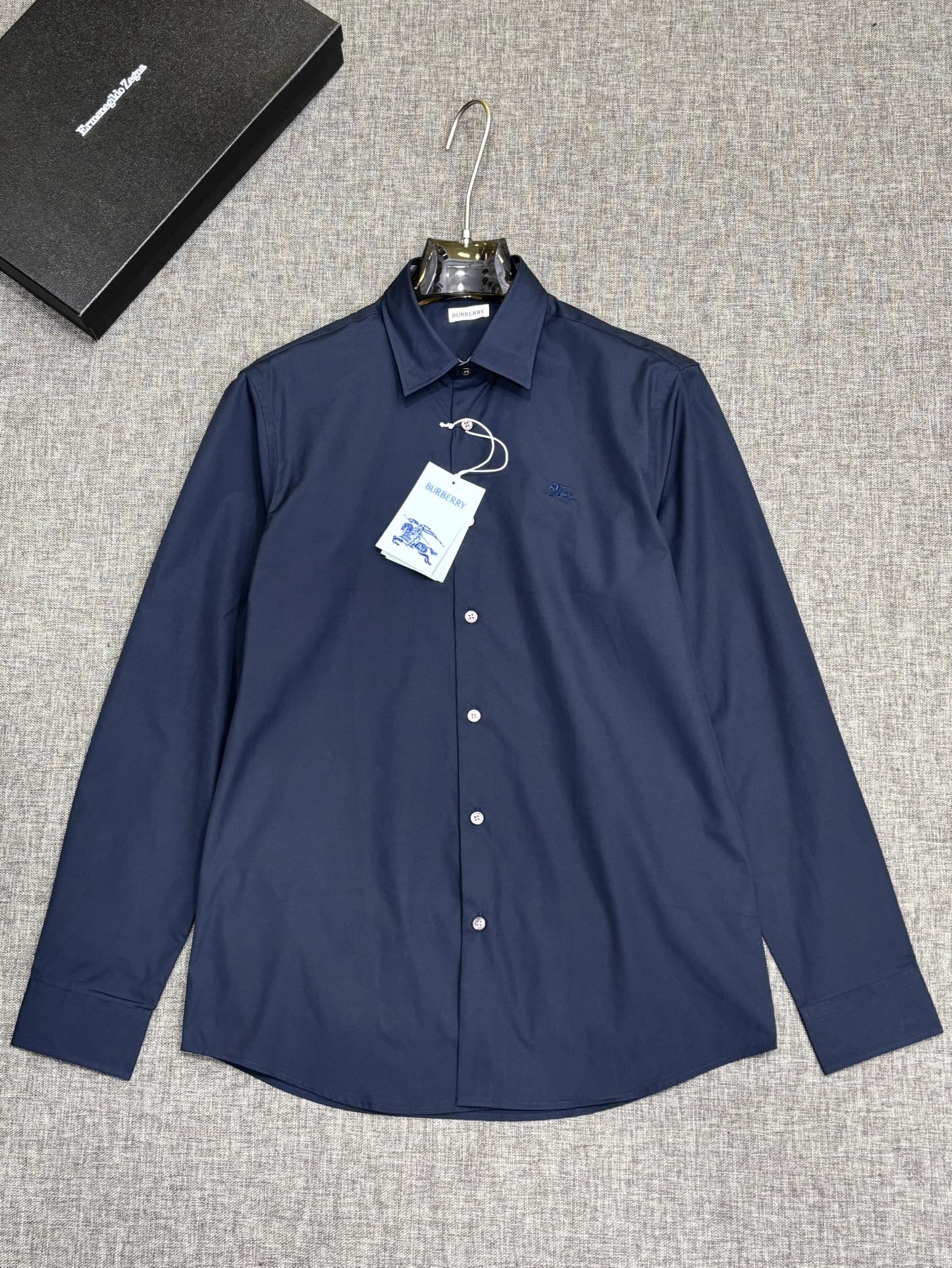 强势上新，新款不断！！！新款衬衫，高级面料高级做工，顶级品质！！！S一XXLS穿125左右m穿140左右