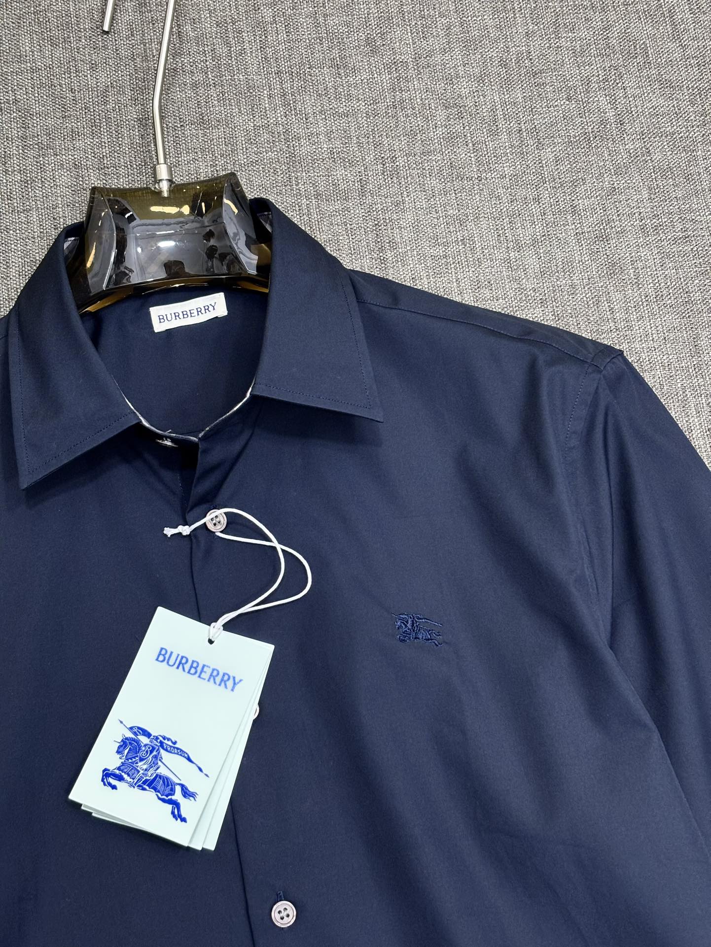 强势上新，新款不断！！！新款衬衫，高级面料高级做工，顶级品质！！！S一XXLS穿125左右m穿140左右