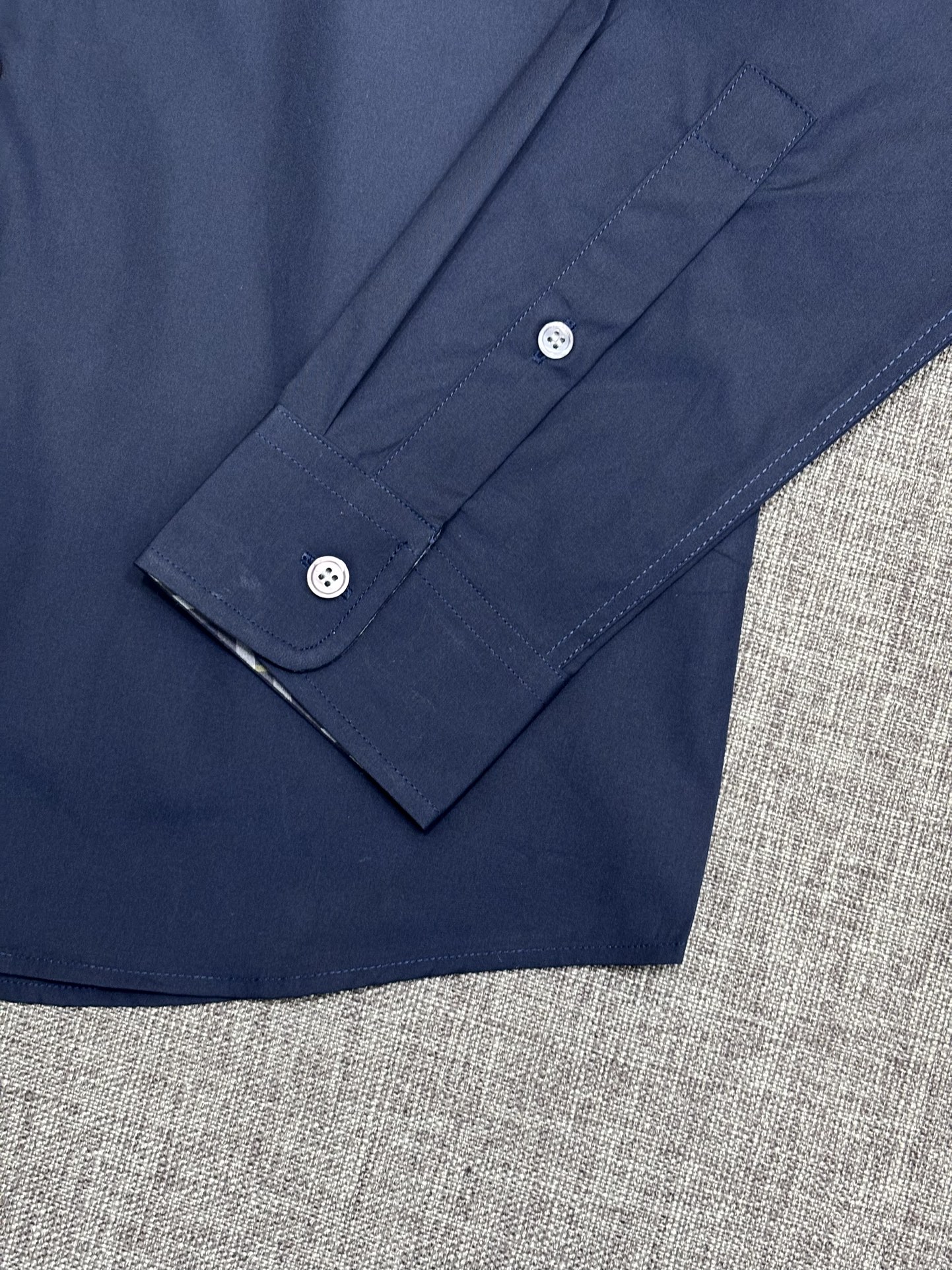 强势上新，新款不断！！！新款衬衫，高级面料高级做工，顶级品质！！！S一XXLS穿125左右m穿140左右