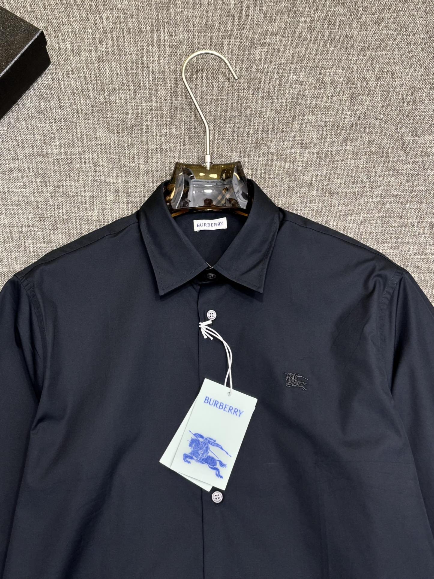 强势上新，新款不断！！！新款衬衫，高级面料高级做工，顶级品质！！！S一XXLS穿125左右m穿140左右