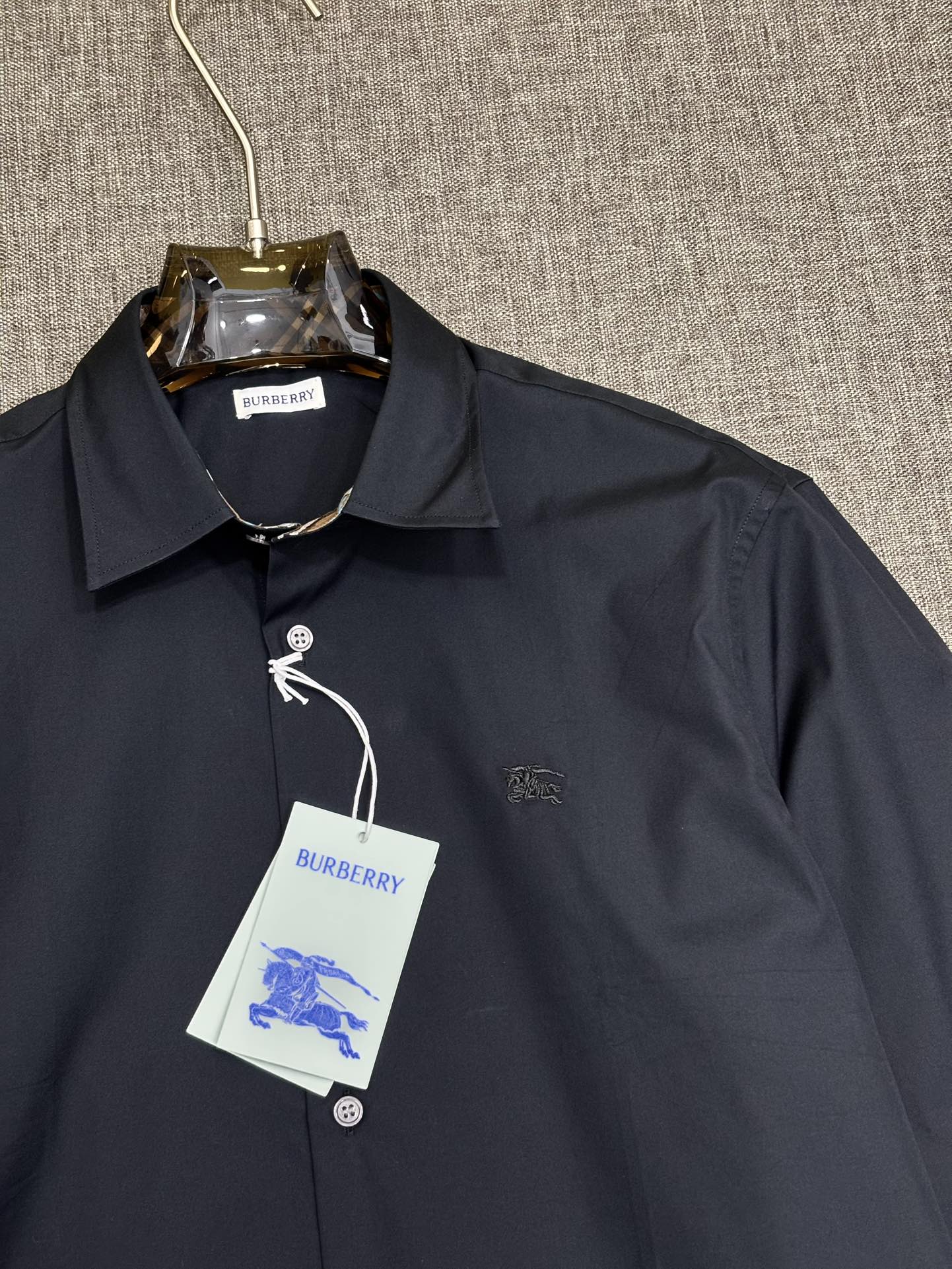 强势上新，新款不断！！！新款衬衫，高级面料高级做工，顶级品质！！！S一XXLS穿125左右m穿140左右