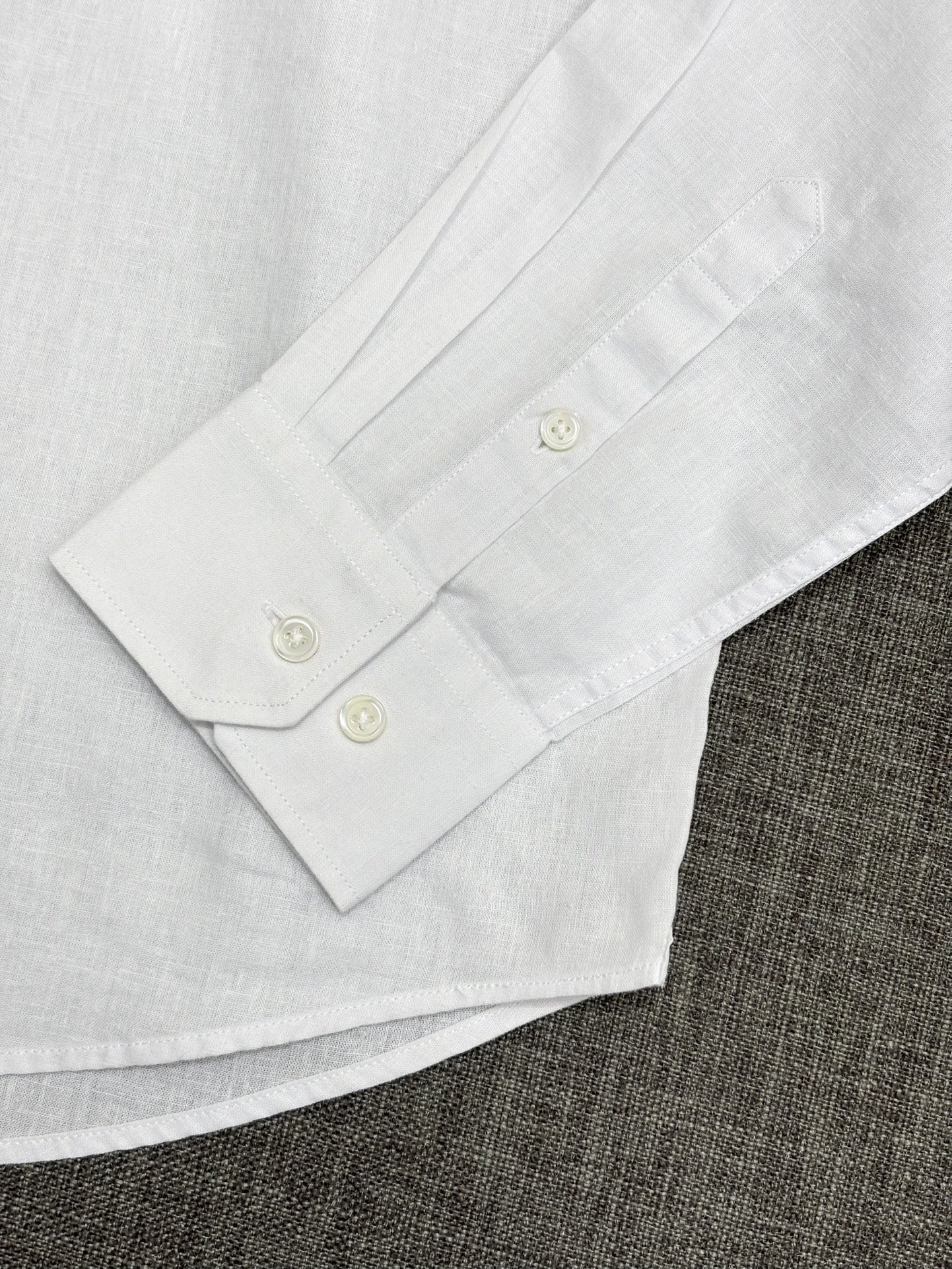 强势上新，新款不断！！！新款衬衫，高级面料高级做工，顶级品质！！！S一XXLS穿125左右m穿140左右