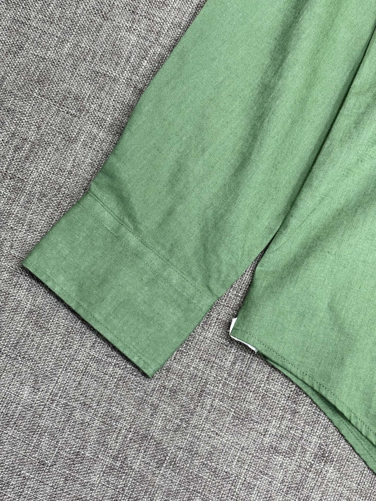 强势上新，新款不断！！！新款衬衫，高级面料高级做工，顶级品质！！！S一XXLS穿125左右m穿140左右