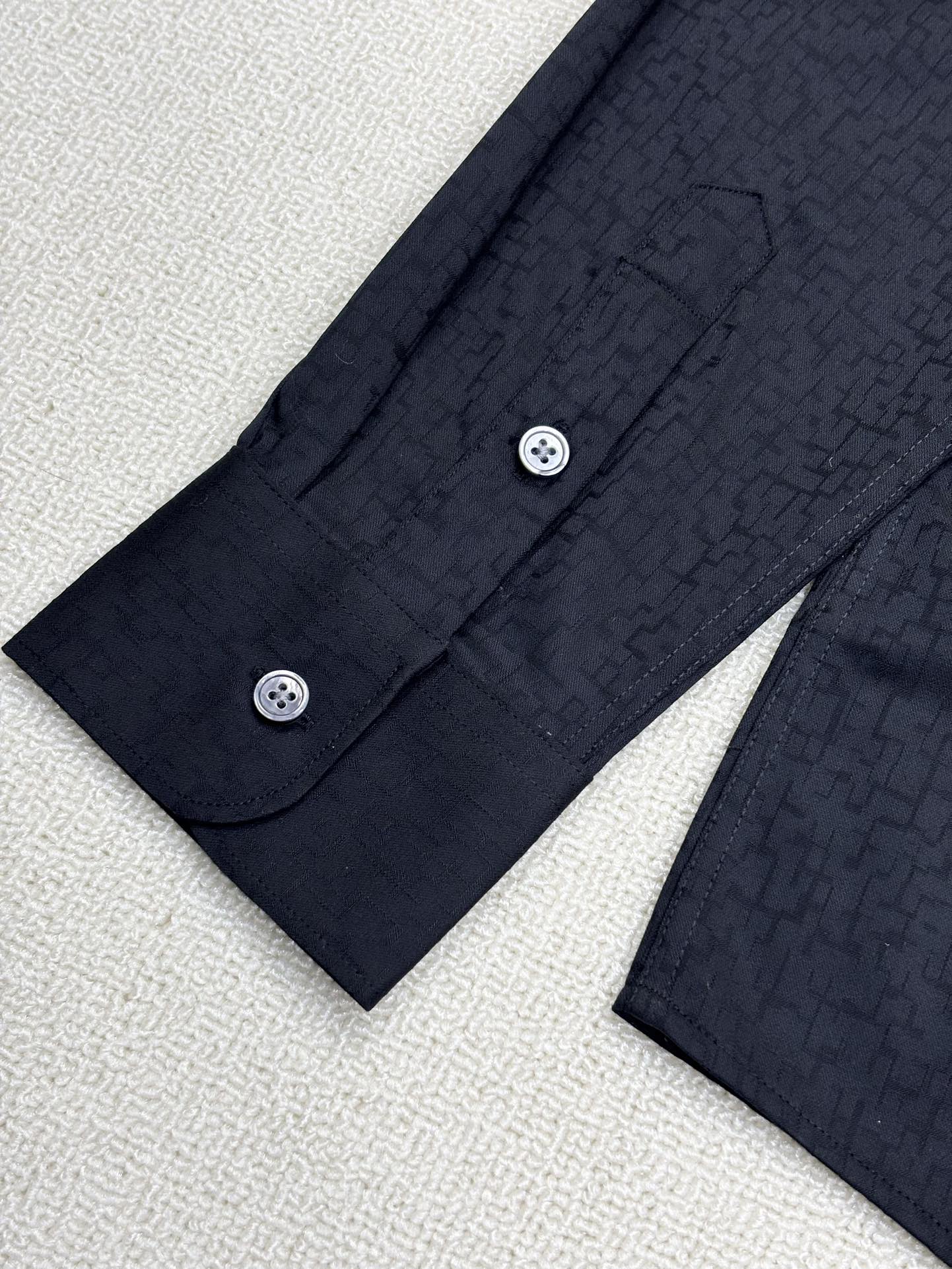 强势上新，新款不断！！！新款衬衫，高级面料高级做工，顶级品质！！！S一XXLS穿125左右m穿140左右